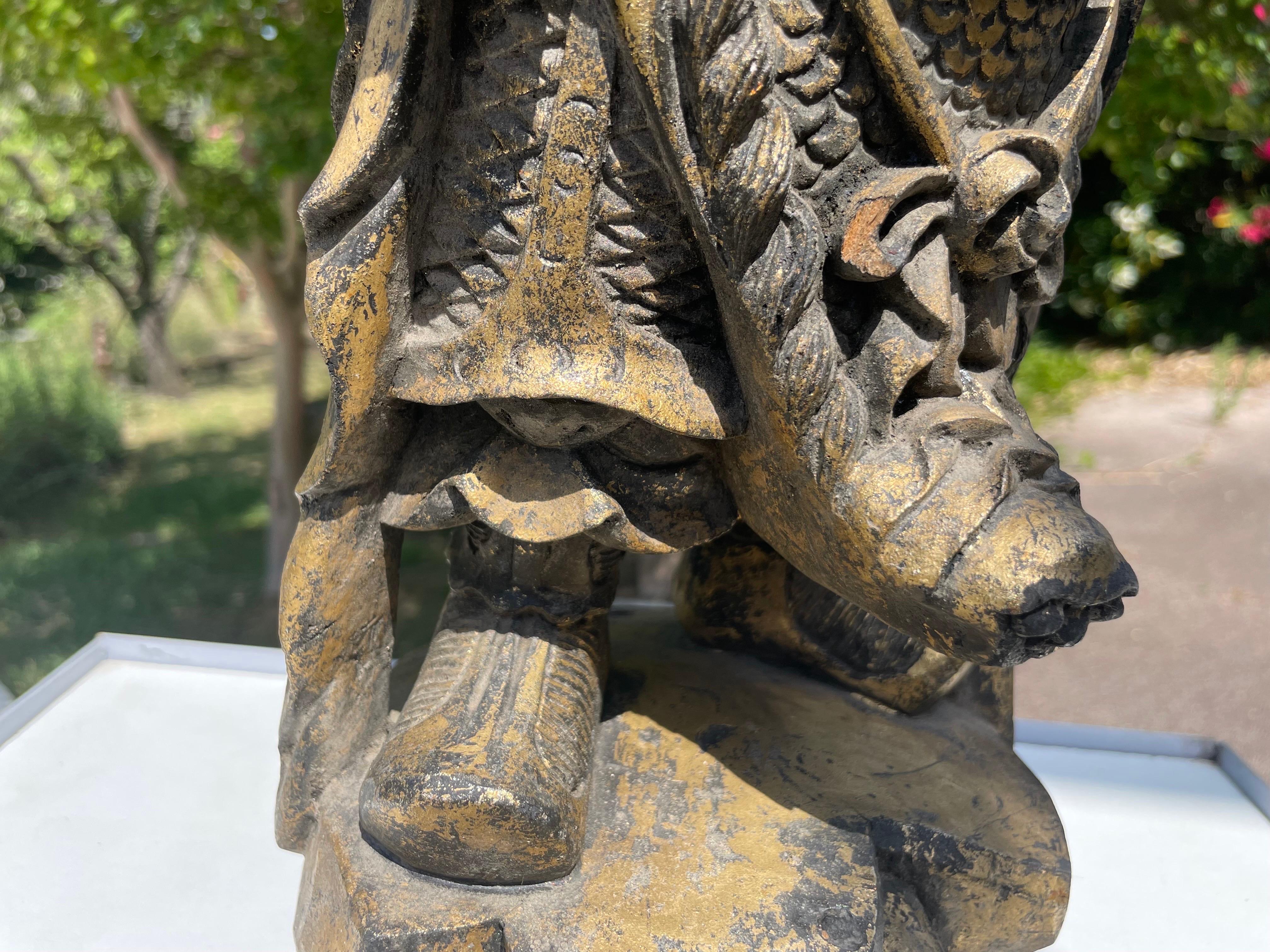 Legno Scultura Samourai in legno, inizio XX secolo, colore oro, China in vendita