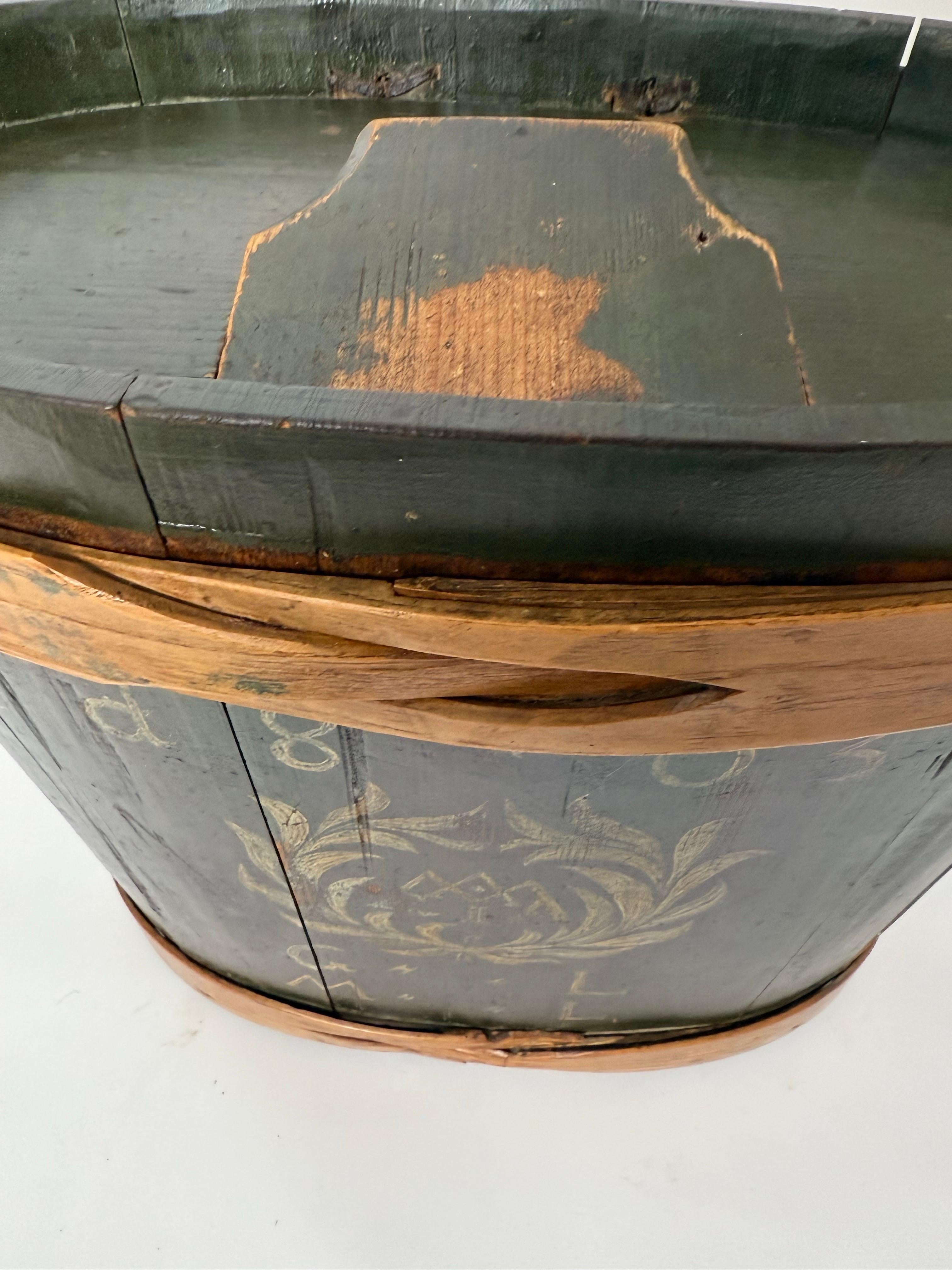 Aquí puedes ver una cartera de madera muy rara y antigua de principios del siglo XIX. Un objeto excepcionalmente decorativo de esta época, realizado con precisión y habilidad artesanales. En la parte posterior hay anillas forjadas a mano a las que