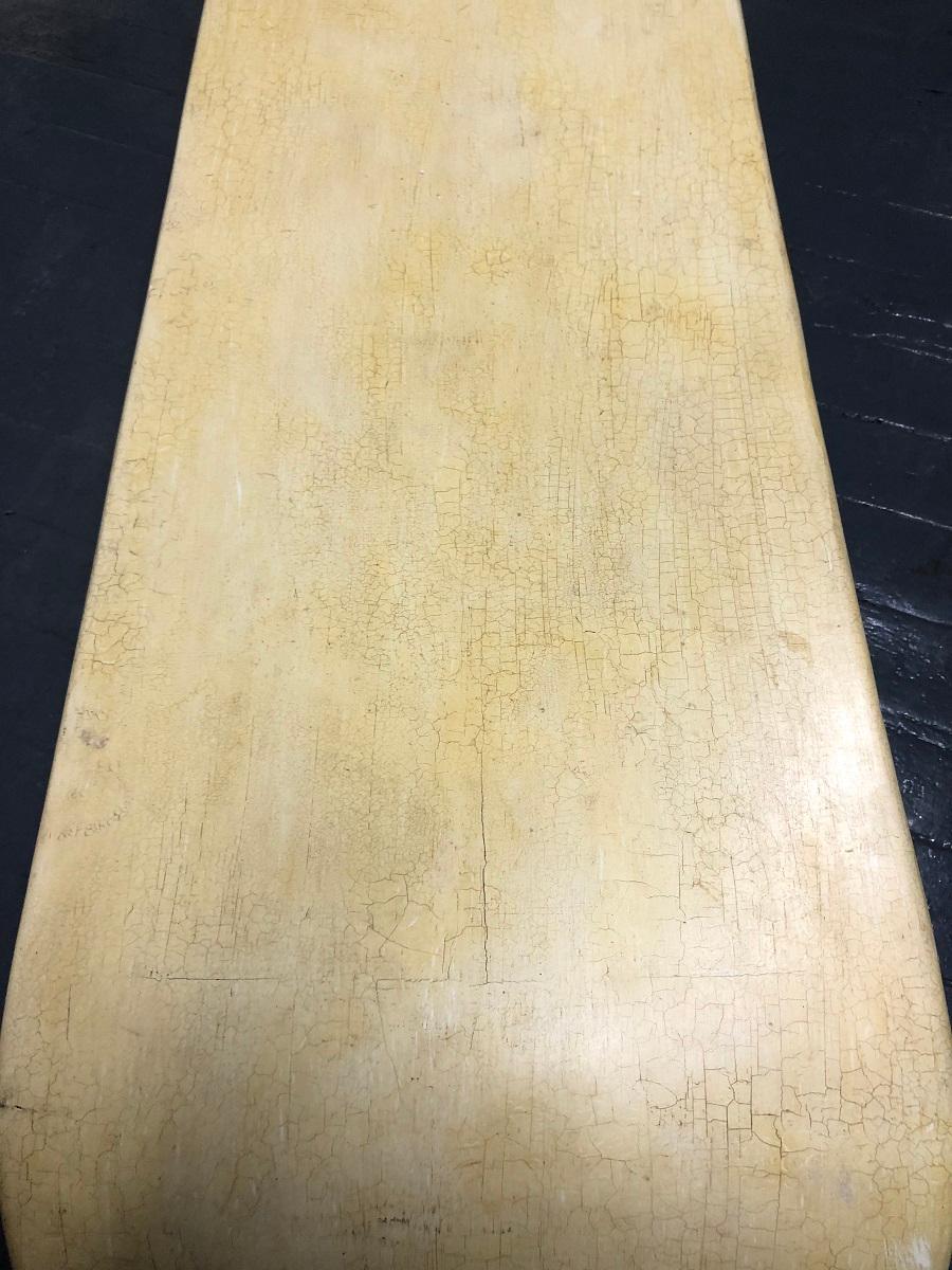 Mid-Century Modern Table basse à volutes en bois avec finition craquelée en vente