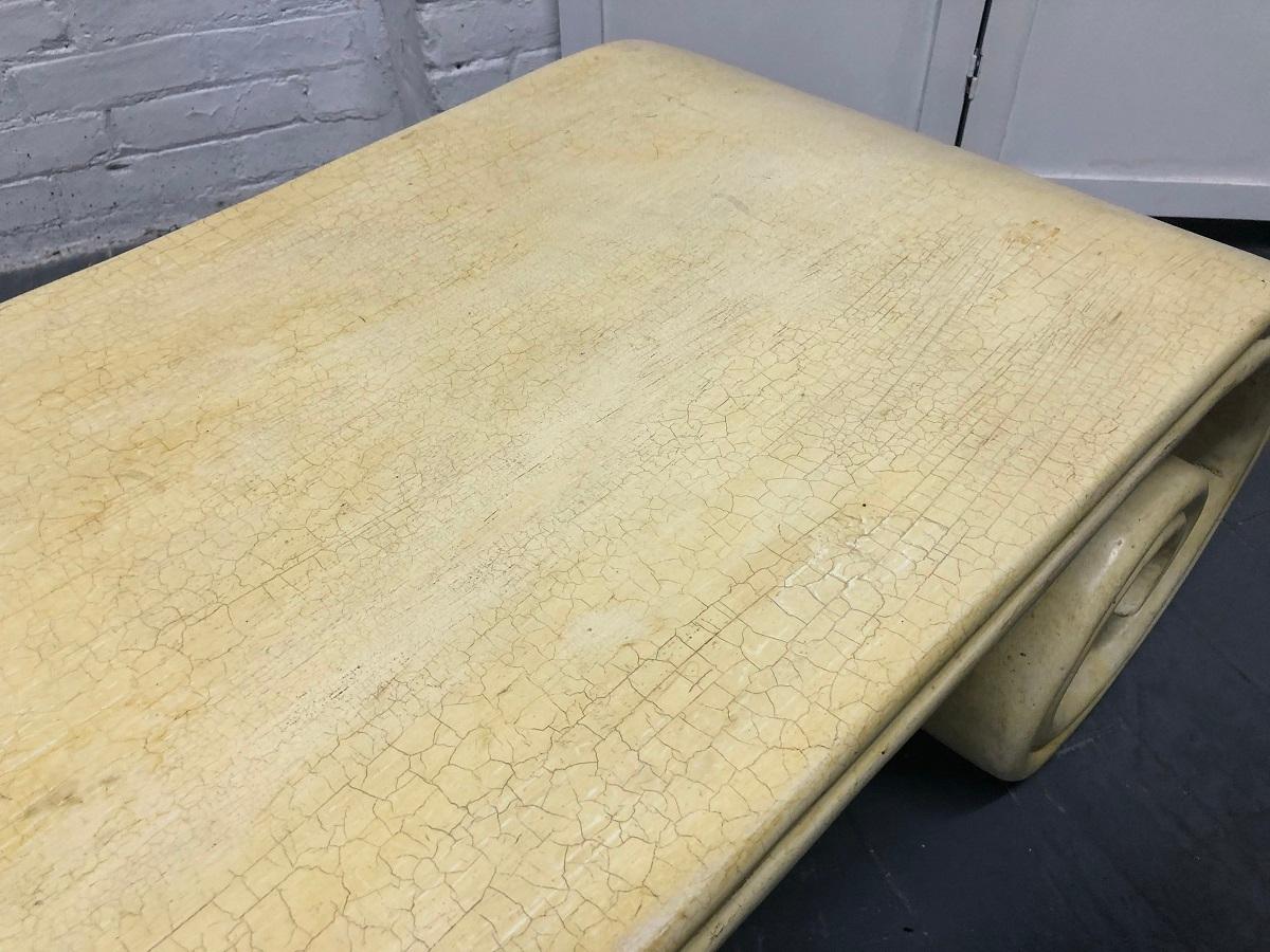 Peint Table basse à volutes en bois avec finition craquelée en vente