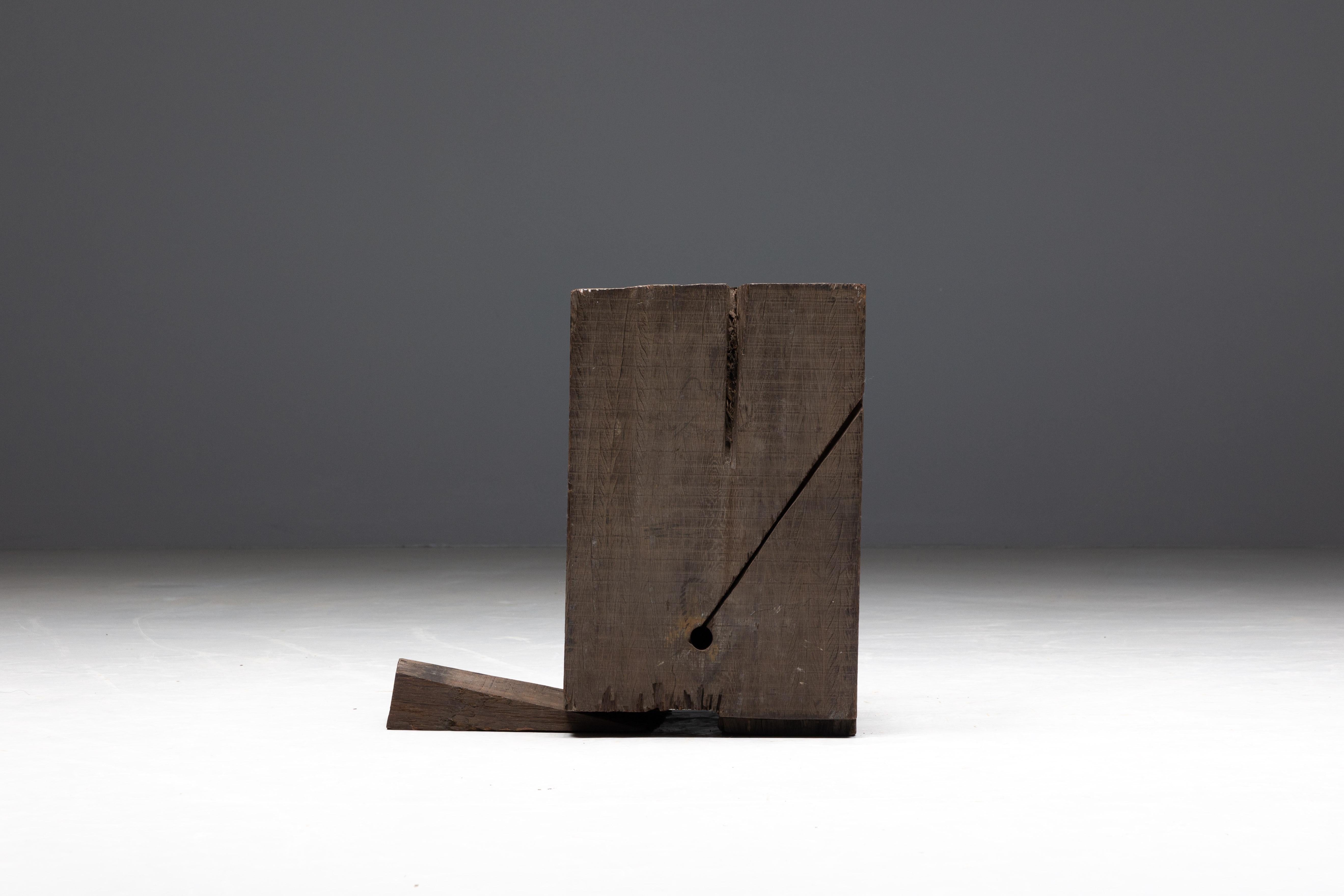 Scultura in legno dell'artista tedesco Bernd Lohaus esposta nella sua mostra personale alla Galerie Micheline Szwajcer nel 1996 ad Anversa. Lohaus, figura di spicco della scena artistica d'avanguardia di Anversa, in particolare della ex galleria