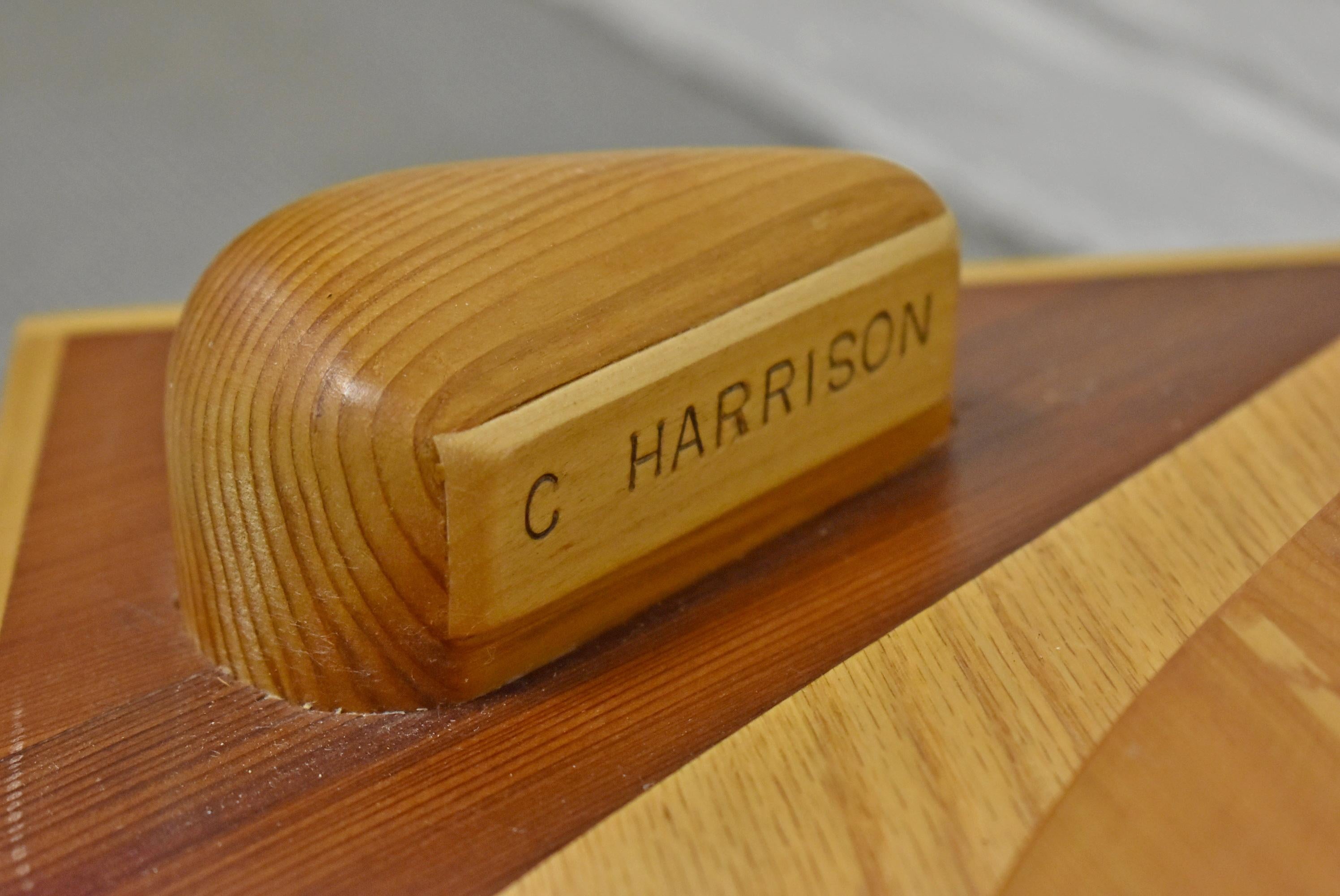 Scultura figurativa in legno di C. Harrison, alta 67
