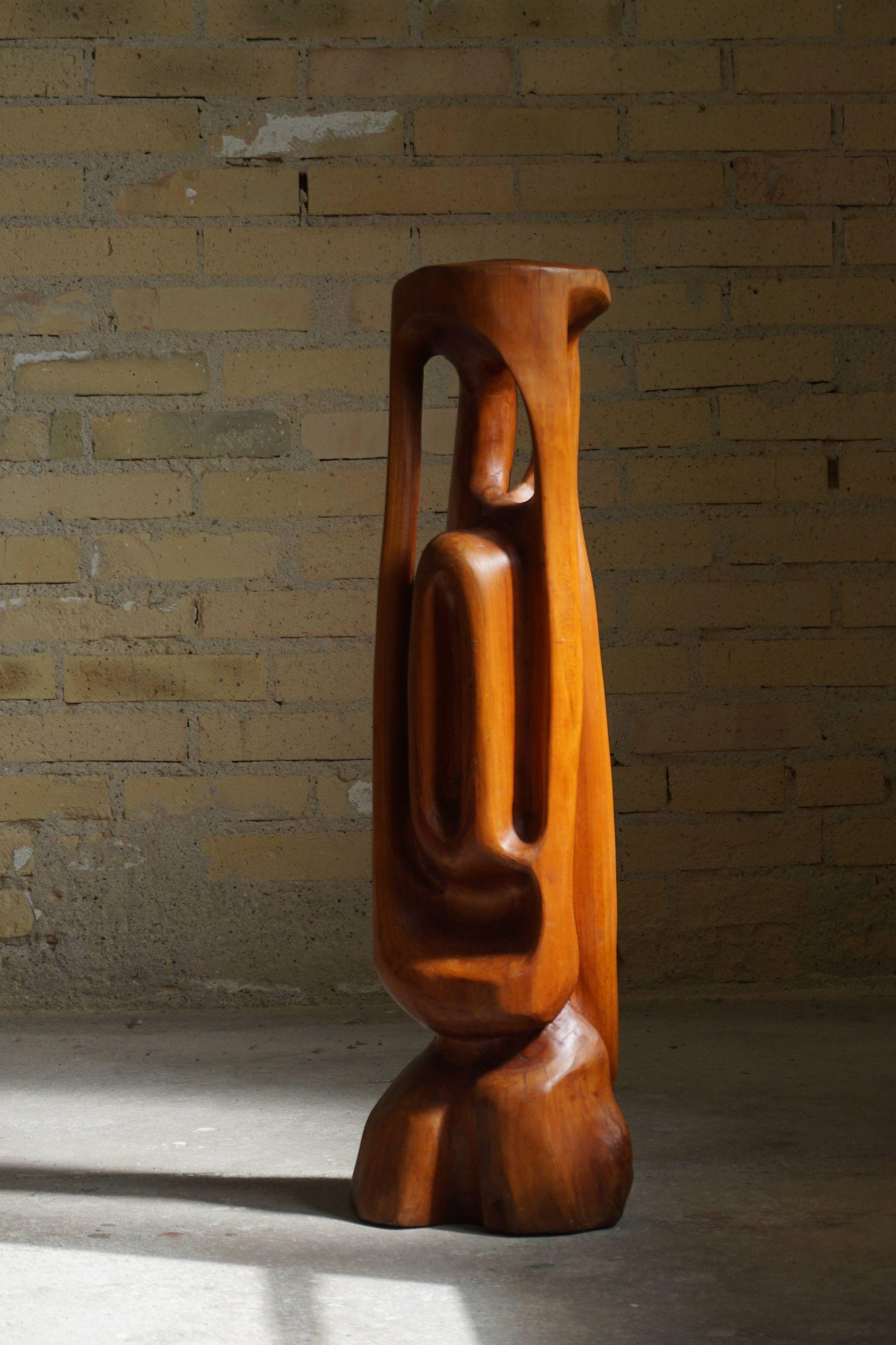 Grande sculpture en bois, réalisée par l'artiste danois Ole Wettergren en 1965. Il s'agit de sa première sculpture en bois.
Ole est célèbre pour ses sculptures en bois et il a été présenté dans des magazines internationaux tels que ARK Journal.