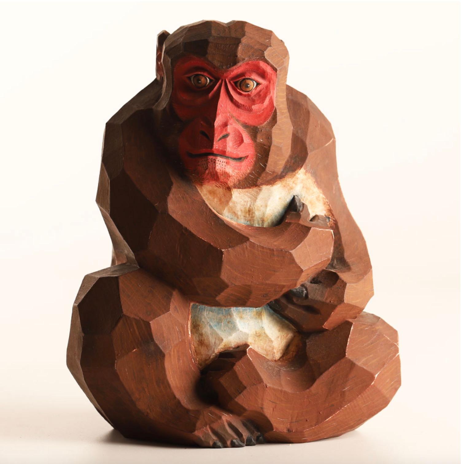 Une sculpture en bois audacieuse et charmante représentant un singe, intitulée 「福申」(