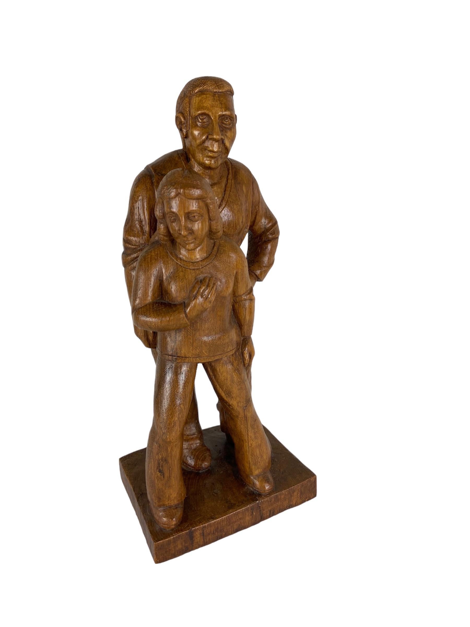 Sculpture - Homme et femme en bois en vente 3