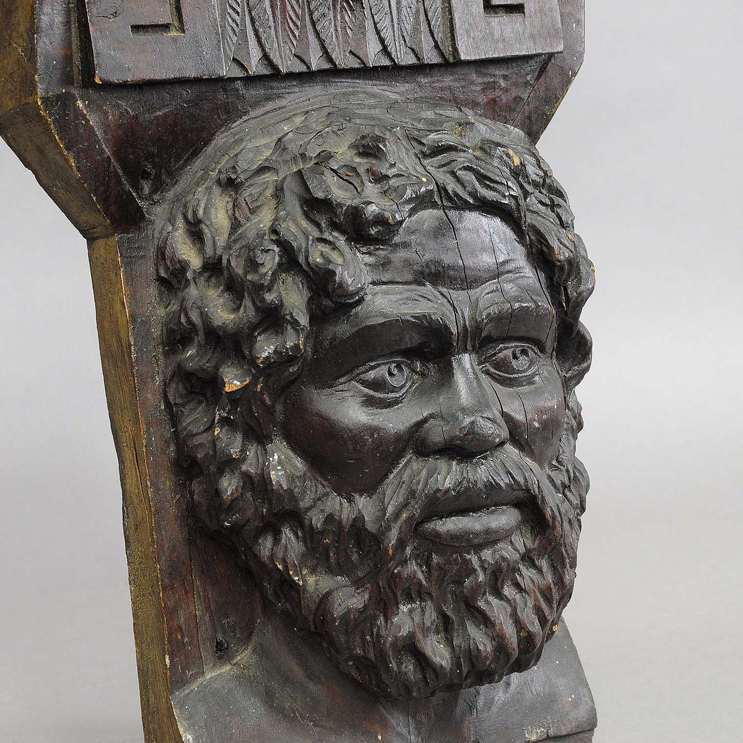 Fait main Sculpture en bois d'un visage Masculine en vente
