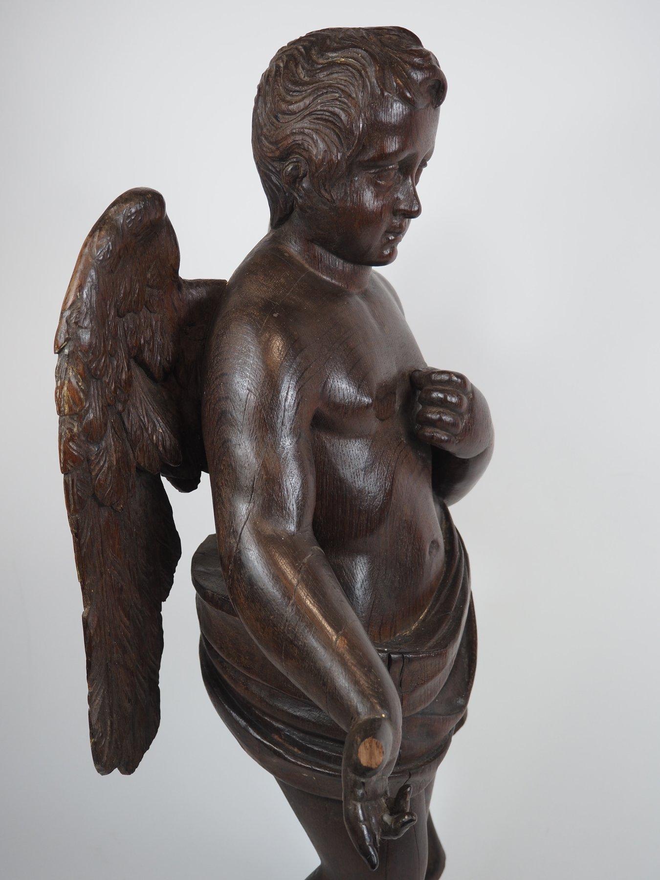 Holzskulptur eines Putto, Mischung aus Barock- und klassischem Stil, frühes 19. Jahrhundert. (Europäisch) im Angebot
