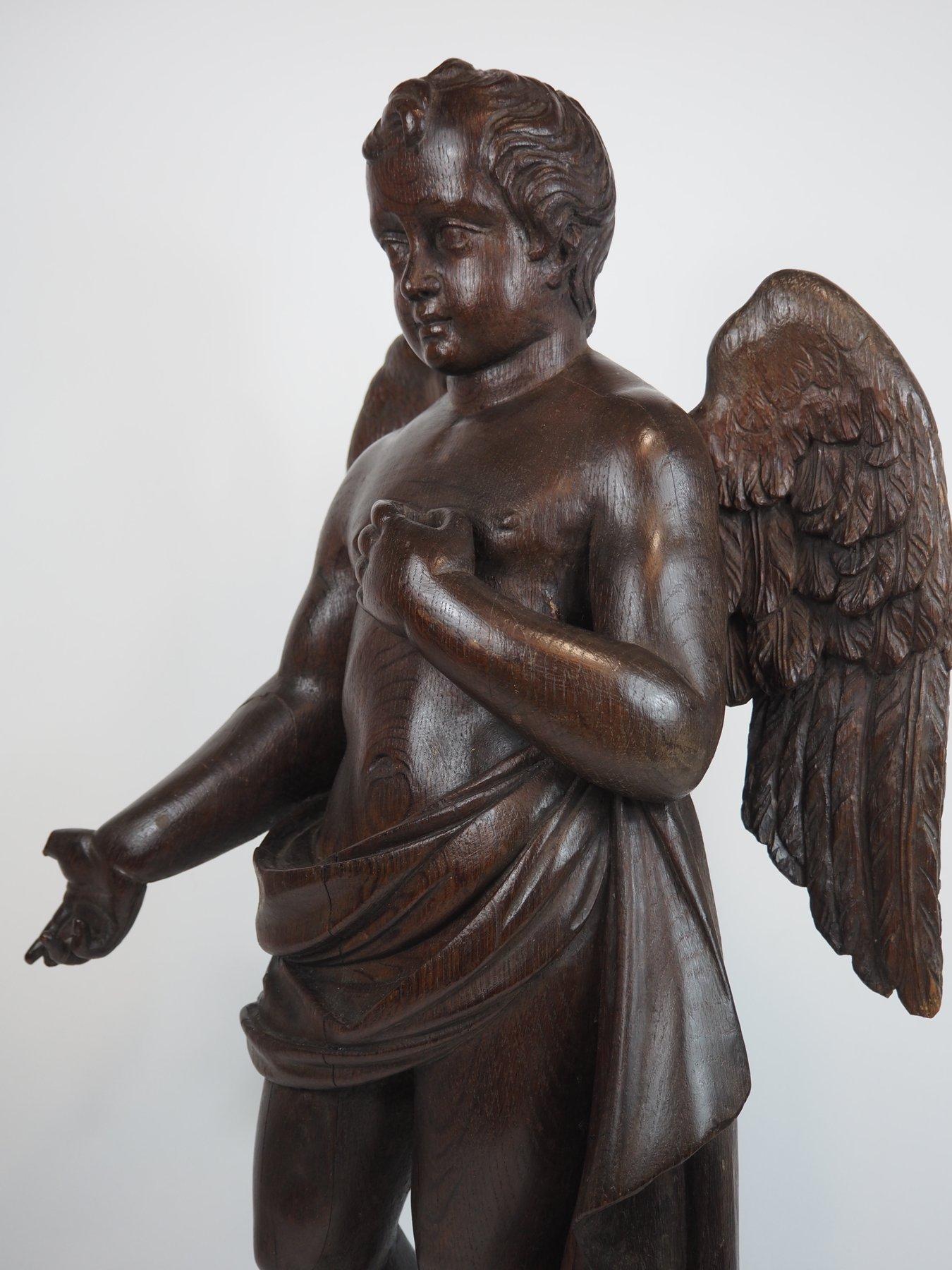 Holzskulptur eines Putto, Mischung aus Barock- und klassischem Stil, frühes 19. Jahrhundert. im Zustand „Relativ gut“ im Angebot in Gorssel, GE