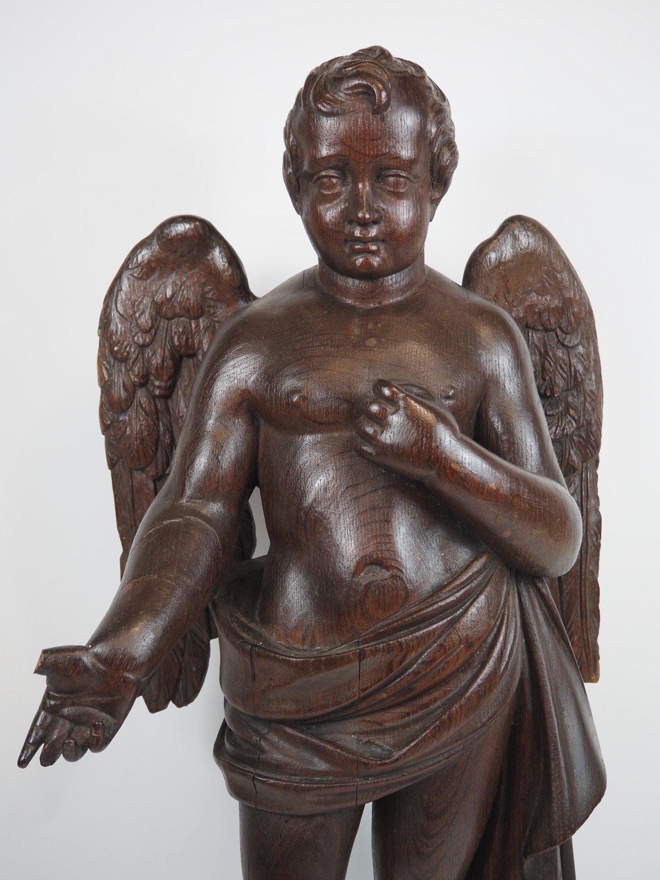 Holzskulptur eines Putto, Mischung aus Barock- und klassischem Stil, frühes 19. Jahrhundert. im Angebot 1