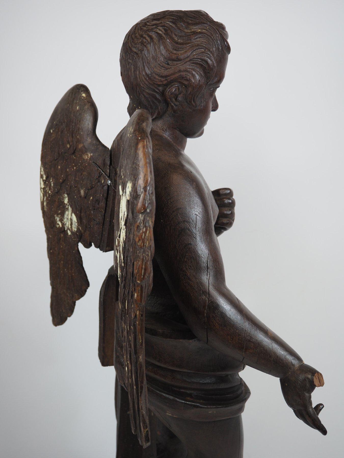 Holzskulptur eines Putto, Mischung aus Barock- und klassischem Stil, frühes 19. Jahrhundert. im Angebot 5