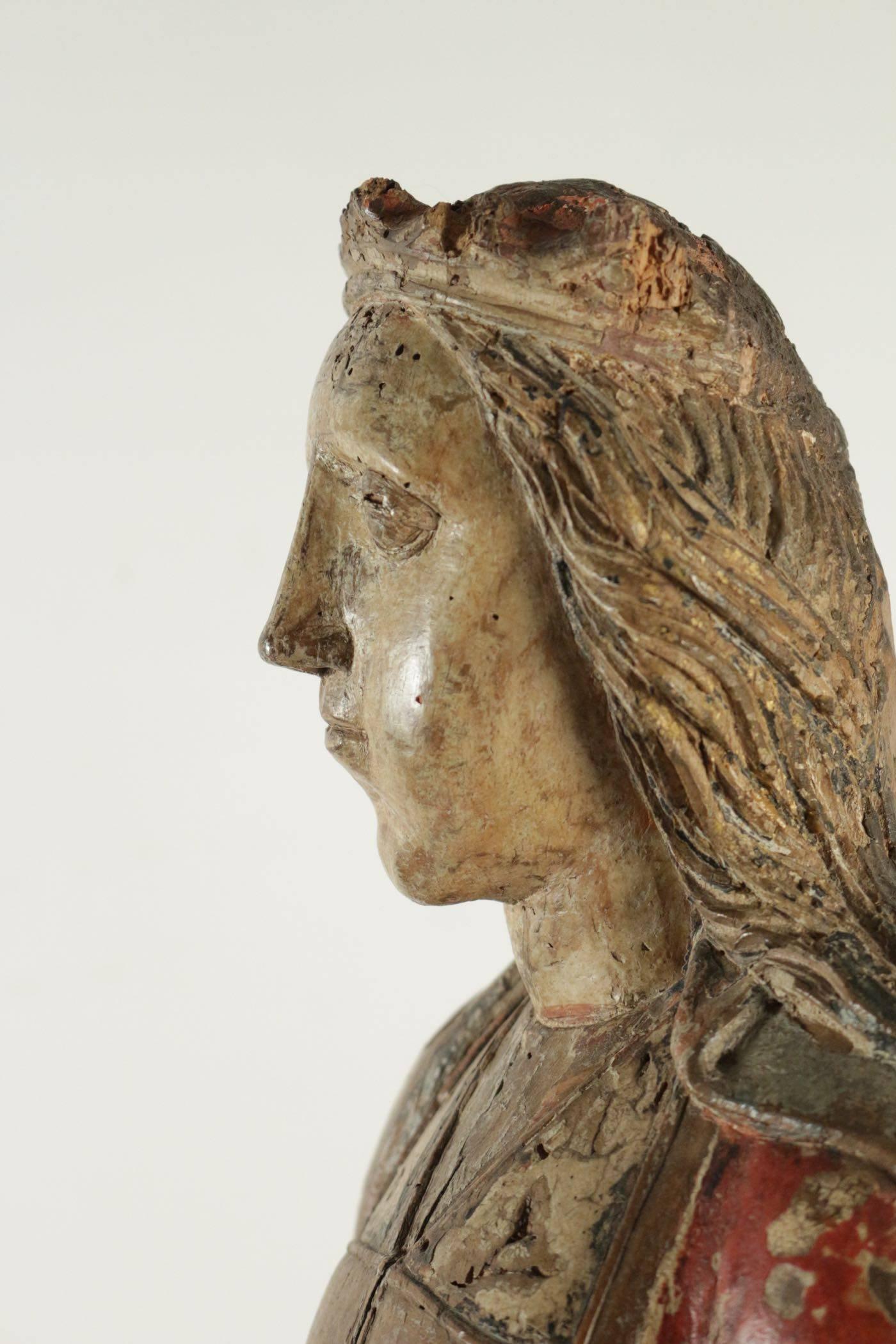 Wooden Sculpture of Saint Catherine in Walnut In Excellent Condition In Saint-Ouen, FR