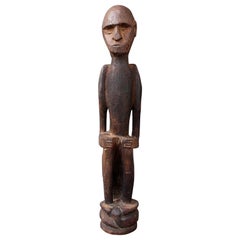 Escultura o Talla de Madera de Figura Sentada de la Isla de Sumba, Indonesia