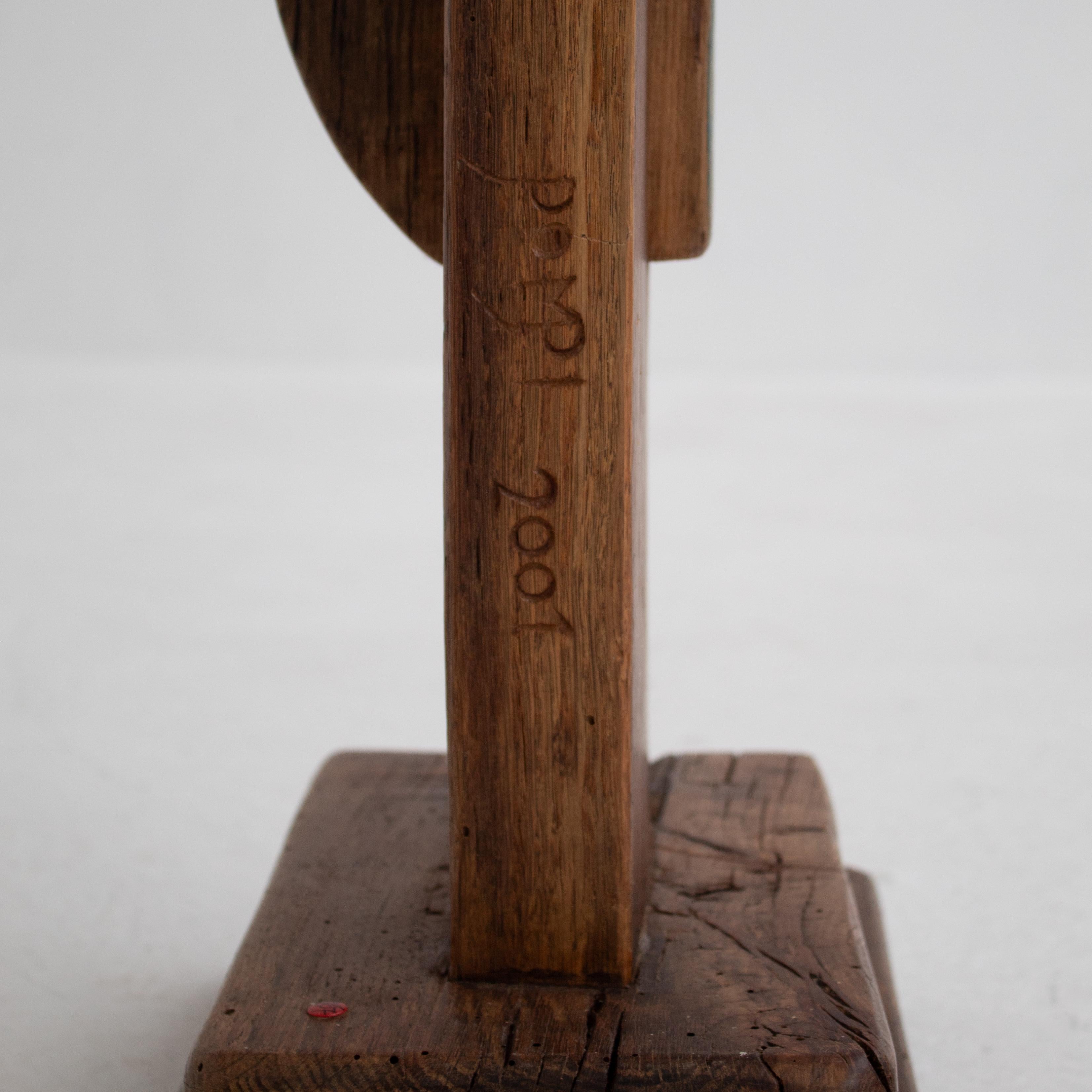 Questa scultura in legno di Luciano Bertolotto mostra la potenza del design brutalista. Lo scolpì in legno massiccio e gli diede una forte forma di totem. L'alta forma verticale conferisce al pezzo una presenza architettonica, mentre i dettagli