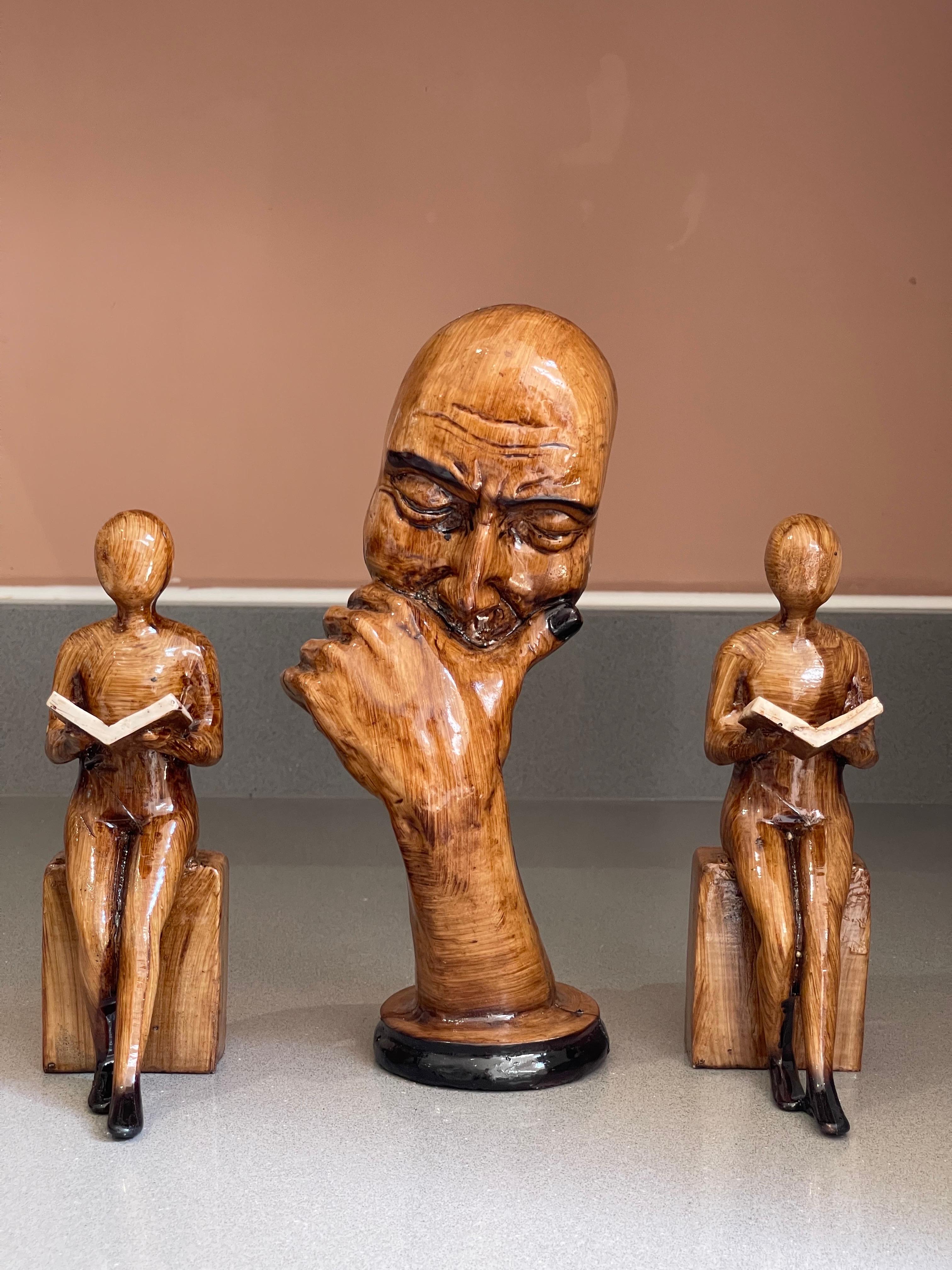Sculture acriliche in legno in stile Book Ends Set di 3  Figurine decorative di porta-libri umani + Scultura dell'Uomo Pensante.
Un set di statuette splendidamente stilizzate con un grande equilibrio di armonia in piedi, che ritrae la bellezza del