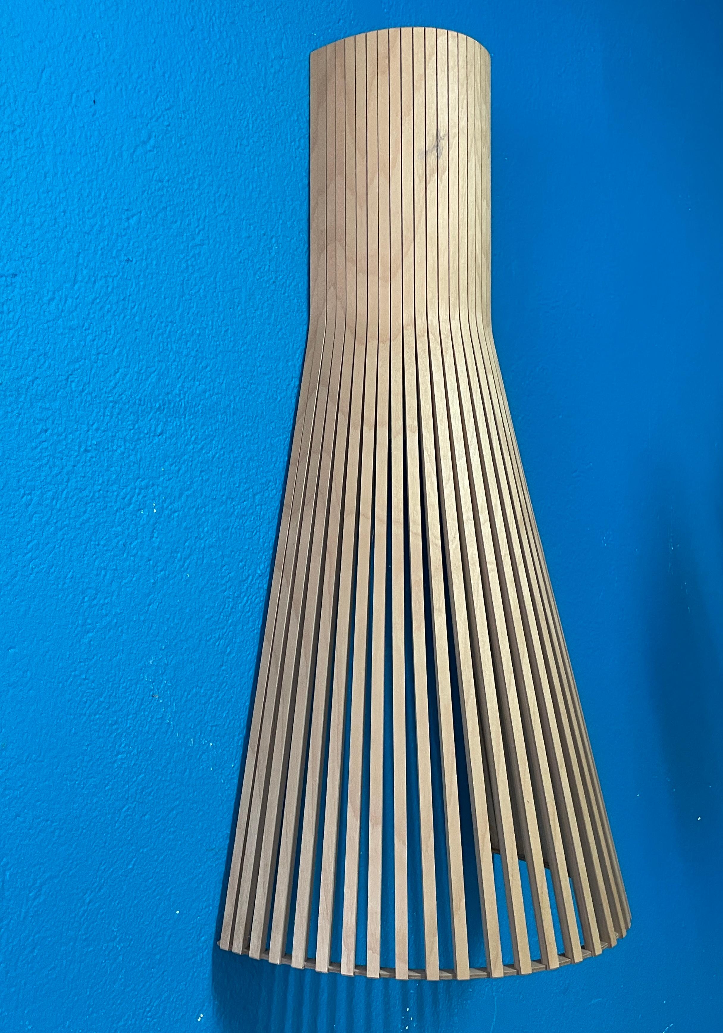 Questa lampada da parete in betulla naturale può essere posizionata verso l'alto o verso il basso. Ravviva i corridoi semplici e crea un'atmosfera stimolante.

Realizzato a mano in betulla pressata certificata PEFC in Finlandia da artigiani