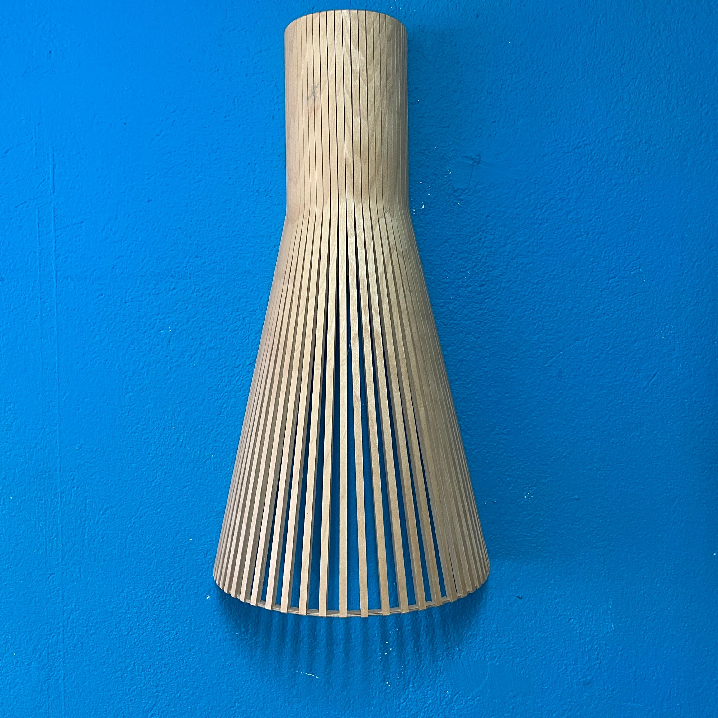 Lámpara de pared de madera Secto 4230 de Secto Design Finland Escandinavo moderno en venta