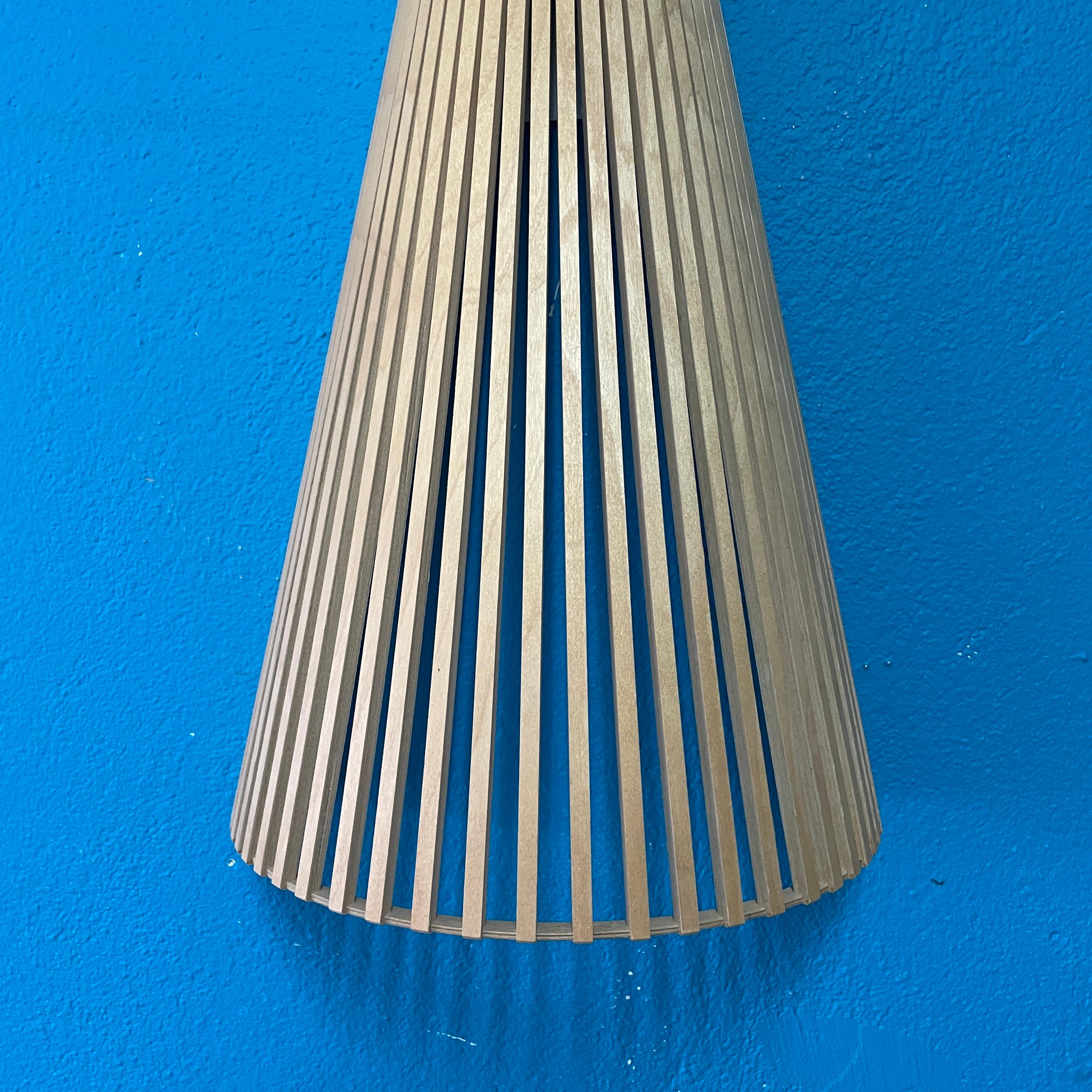 Betulla Lampada da parete in legno Secto 4230 di Secto Design Finland in vendita