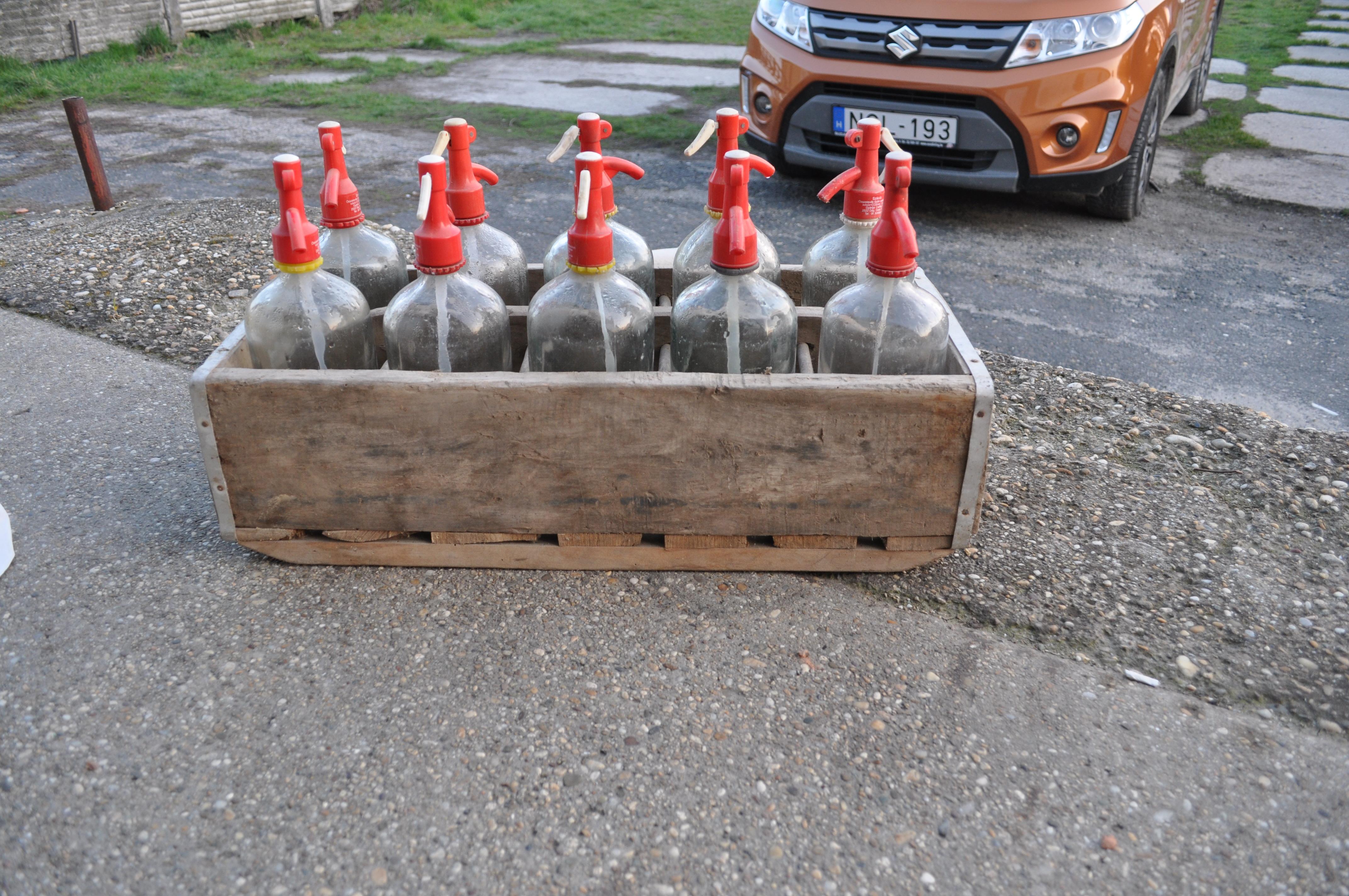 Great extra large wooden box with old. All the bottles are clear and in very good condition. Box is also in very good condition, 
Complete set makes a great display for the kitchen, in a restaurant bar or café.