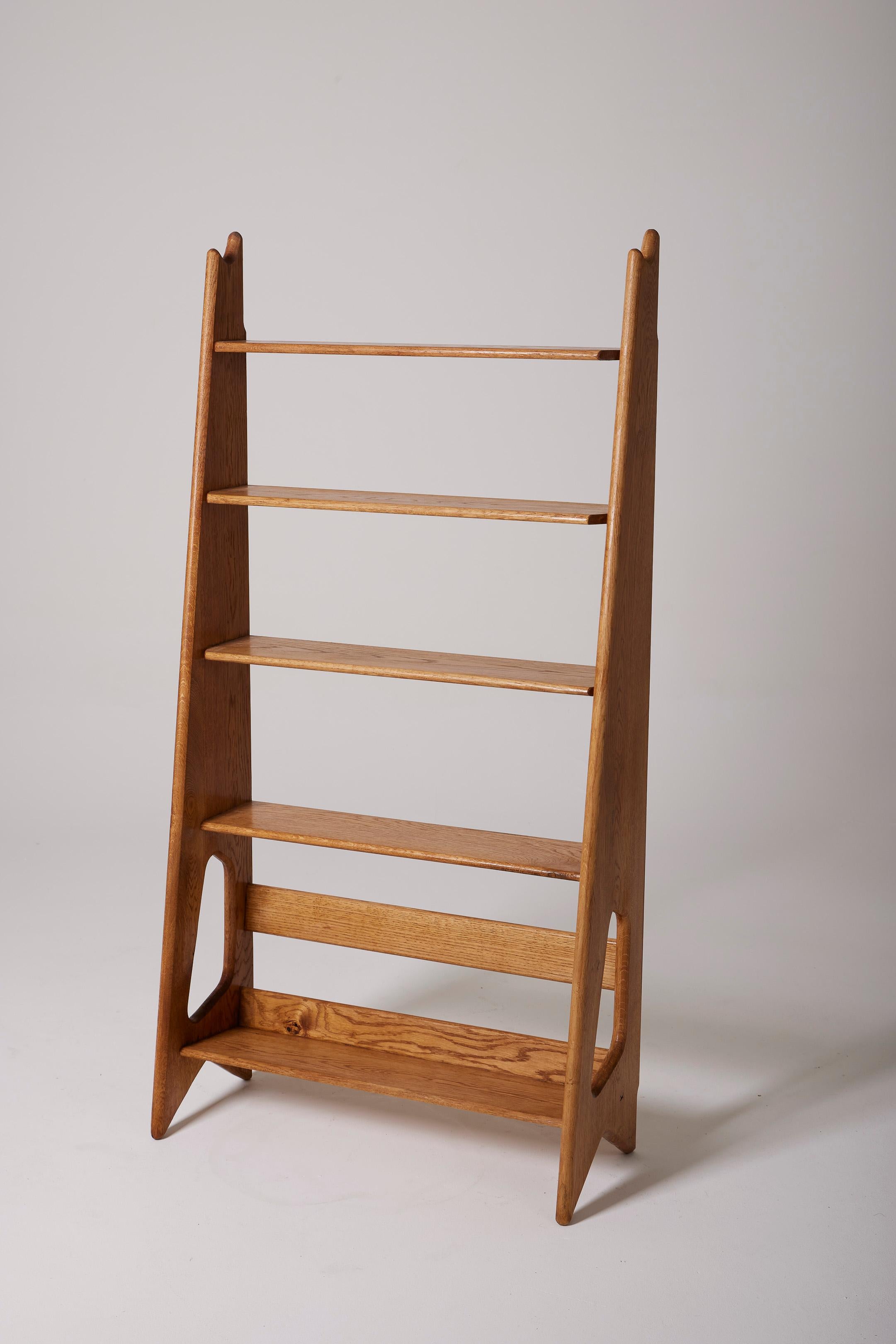 Etagère en bois du designer français Pierre Cruège (1913-2003) datant des années 1950. Cette étagère est fabriquée en chêne massif et se compose de 5 tablettes. Très bon état. Pierre Cruège s'inscrit en 1930 à l'Ecole des Beaux-Arts de Bordeaux dans