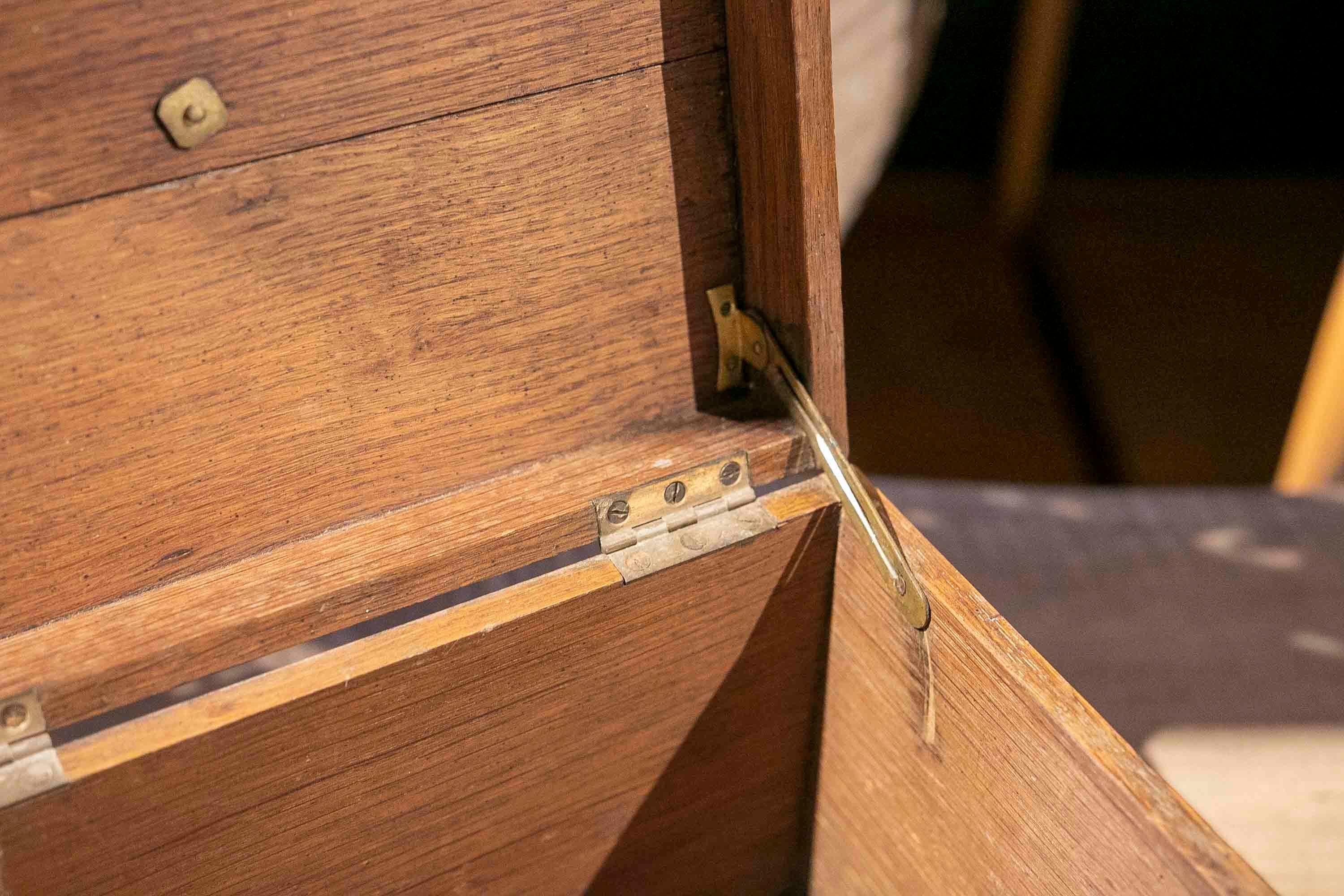 Schiffsgehäuse aus Holz mit Messingschlossenen und Ecken und Ledergriff aus Holz (20. Jahrhundert) im Angebot