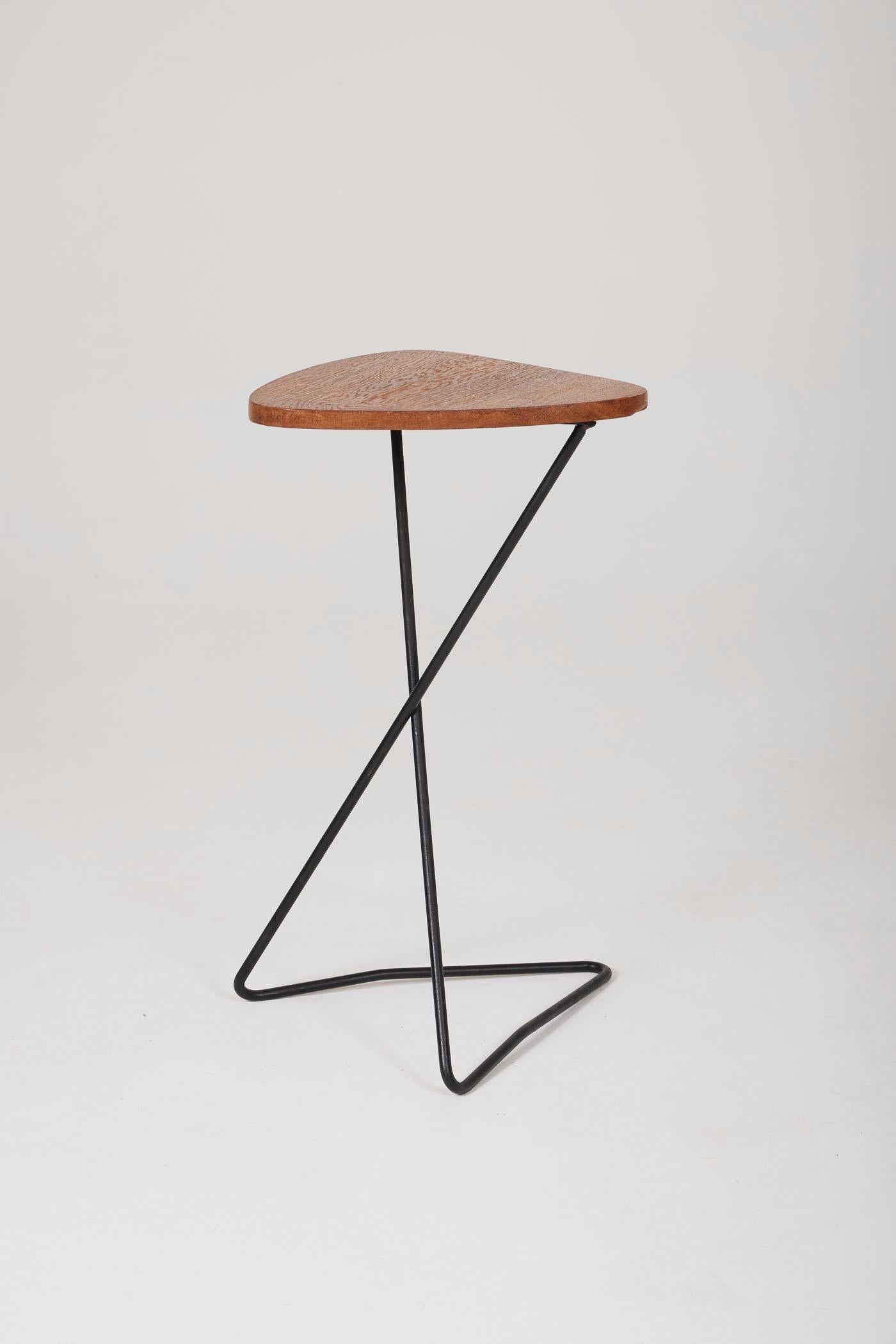 Triangular wooden top side table resting on a black lacquered tubular metal base. 2 tables available. In perfect condition.
DV479