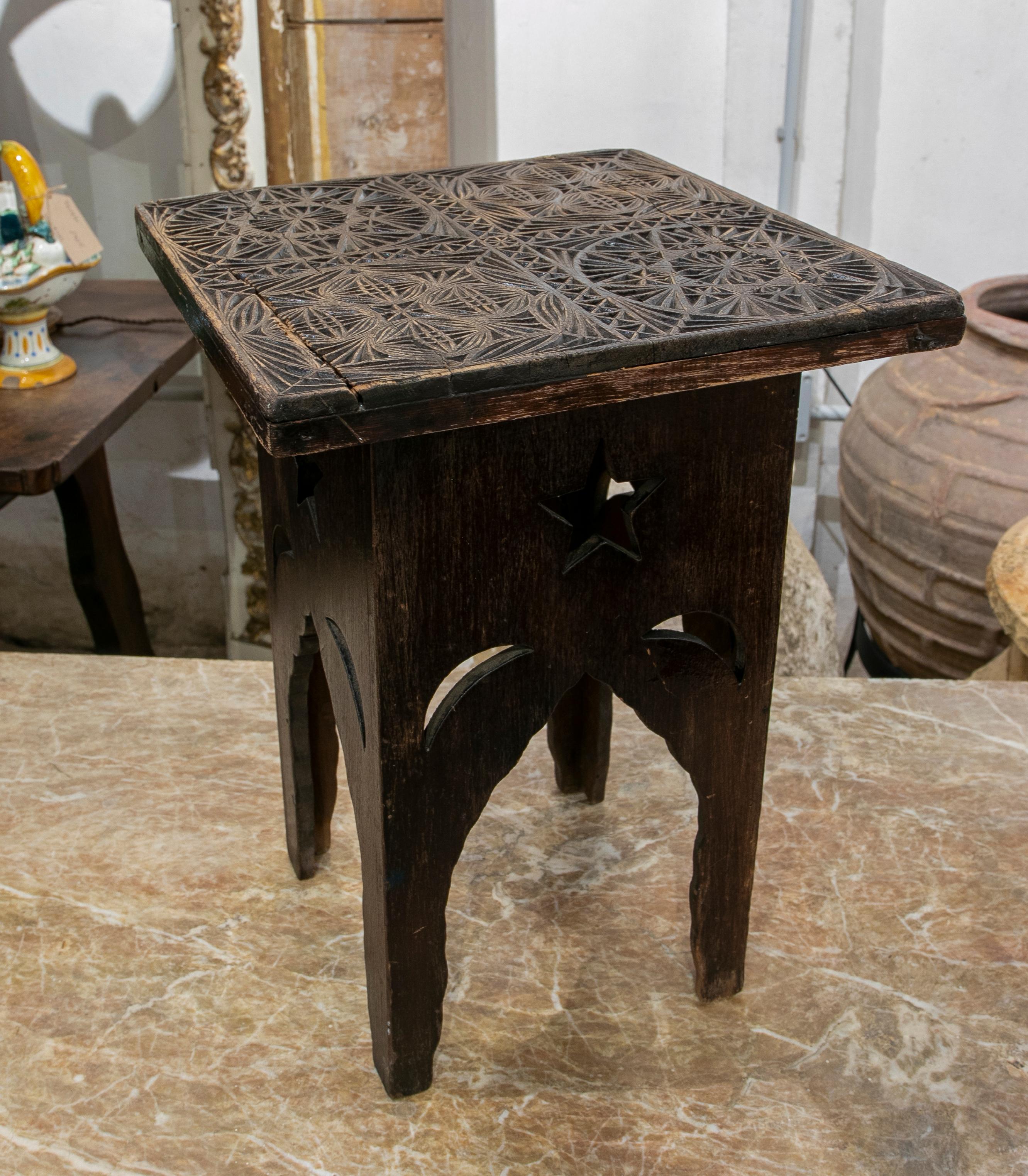 Wooden Side Table with Hand-Carved Top with Moulds for Making Fabrics In Good Condition For Sale In Marbella, ES