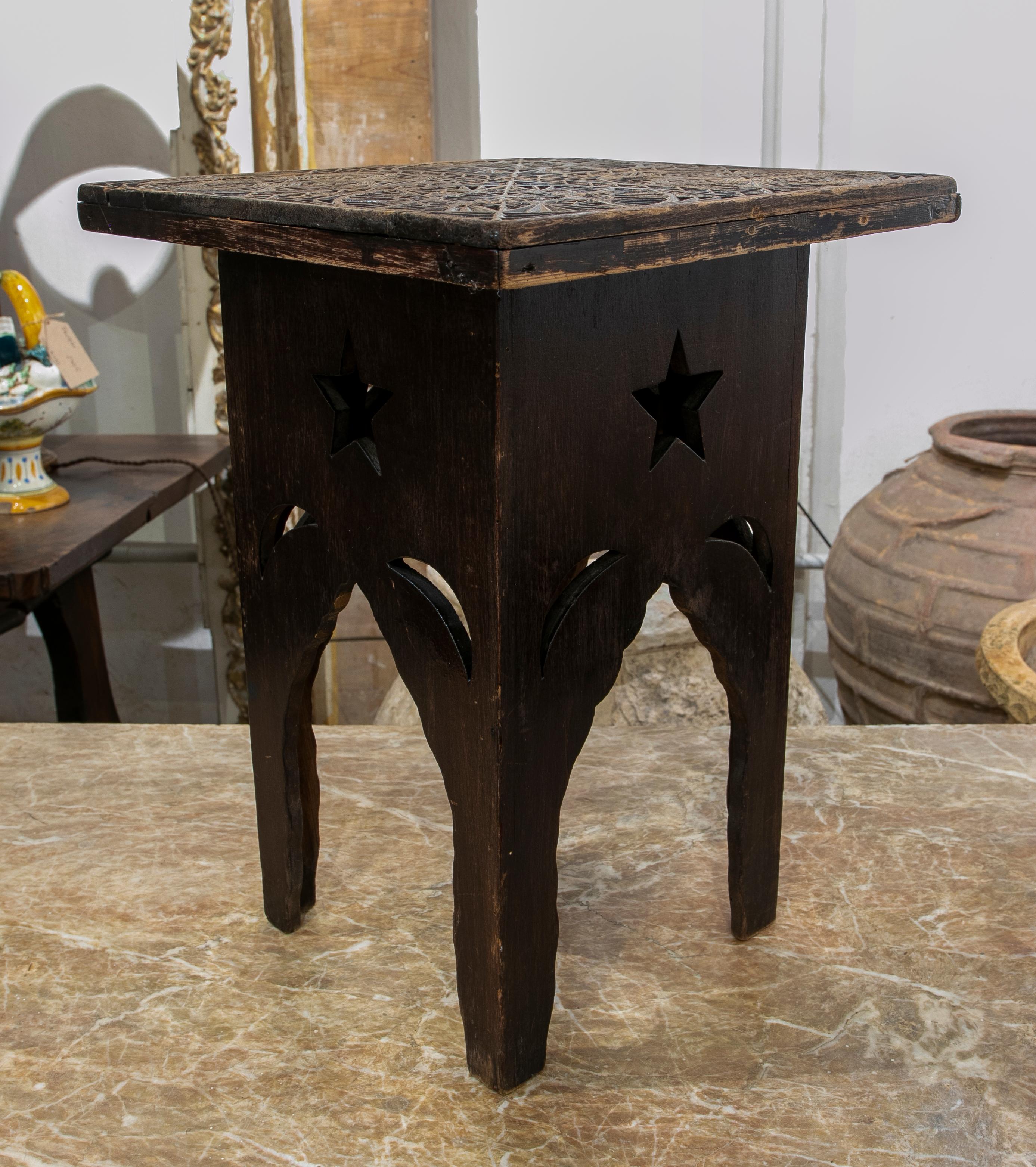 Wooden Side Table with Hand-Carved Top with Moulds for Making Fabrics For Sale 1