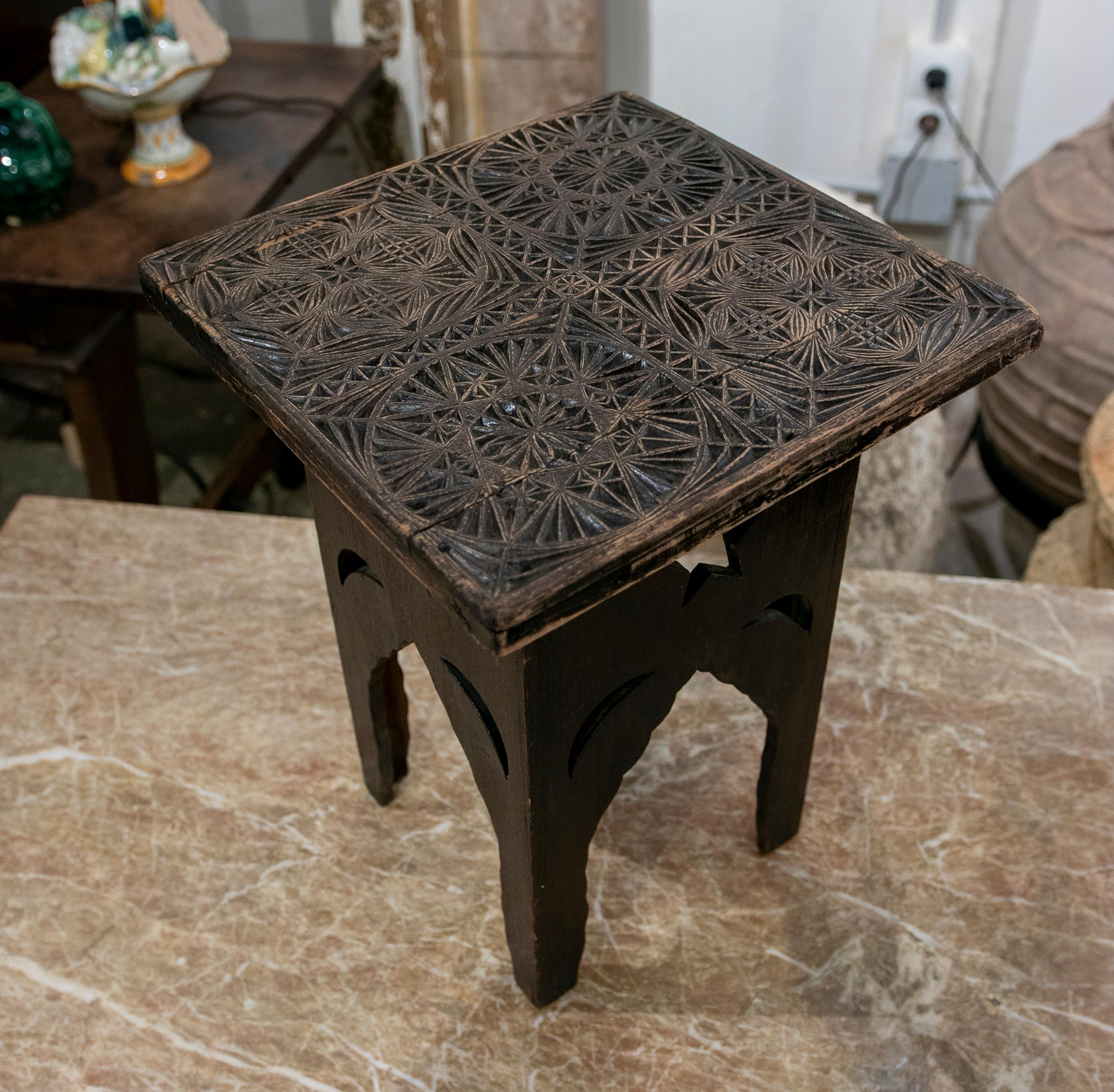Bois Table d'appoint sculptée à la main avec moules pour fabriquer les tissus en vente