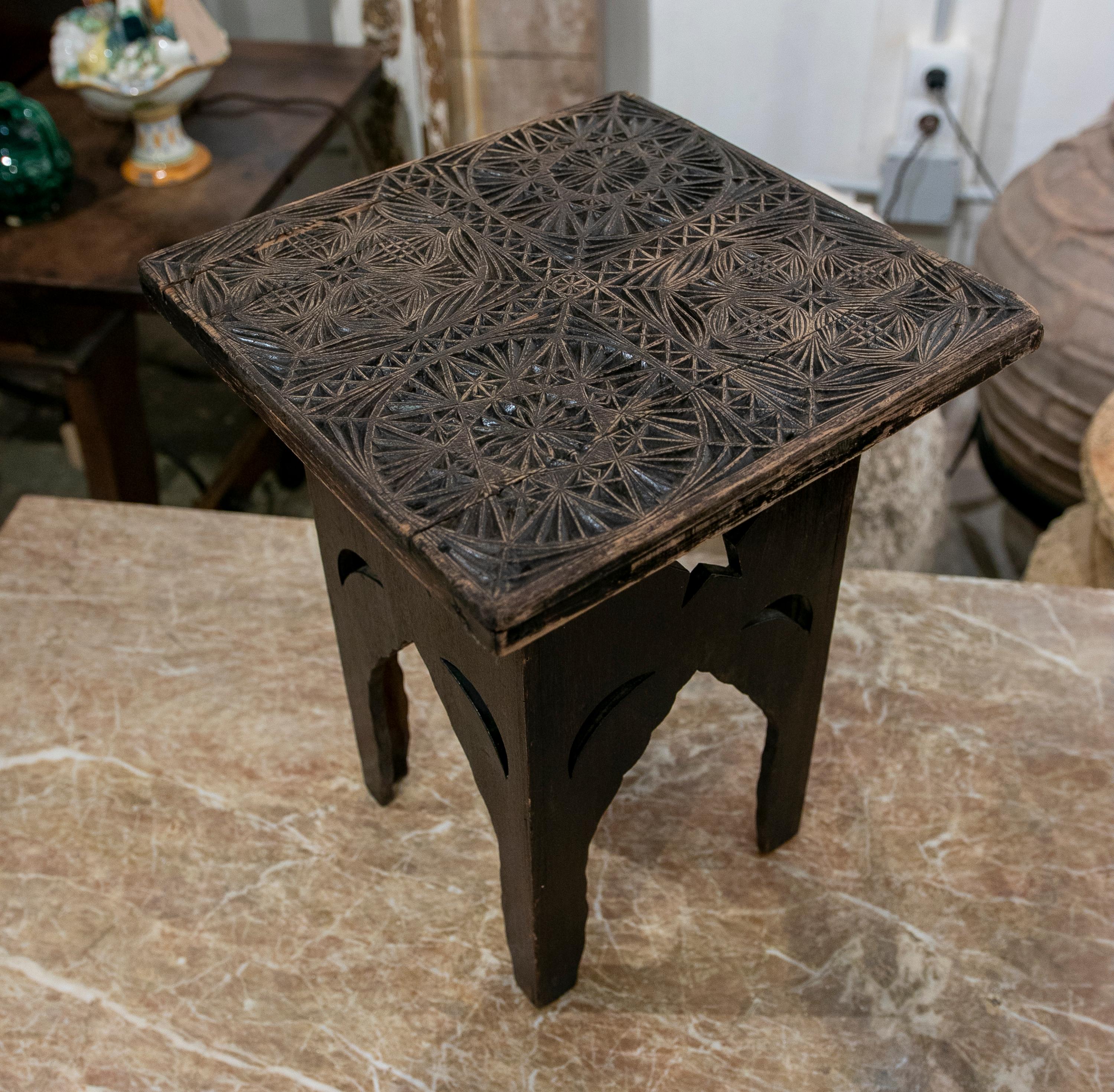 Wooden Side Table with Hand-Carved Top with Moulds for Making Fabrics For Sale 2