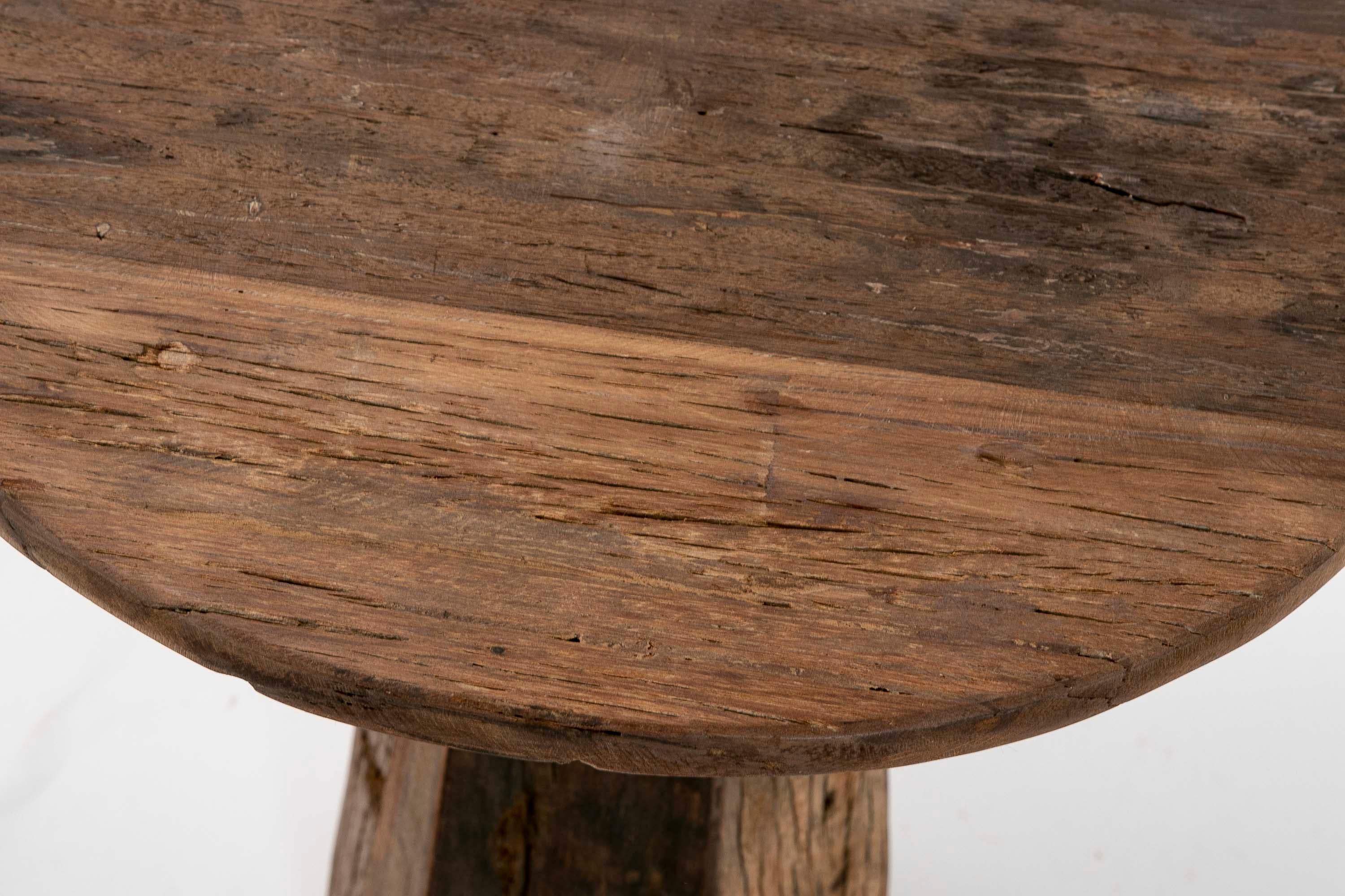 Table d'appoint en bois avec plateau rond en vente 11