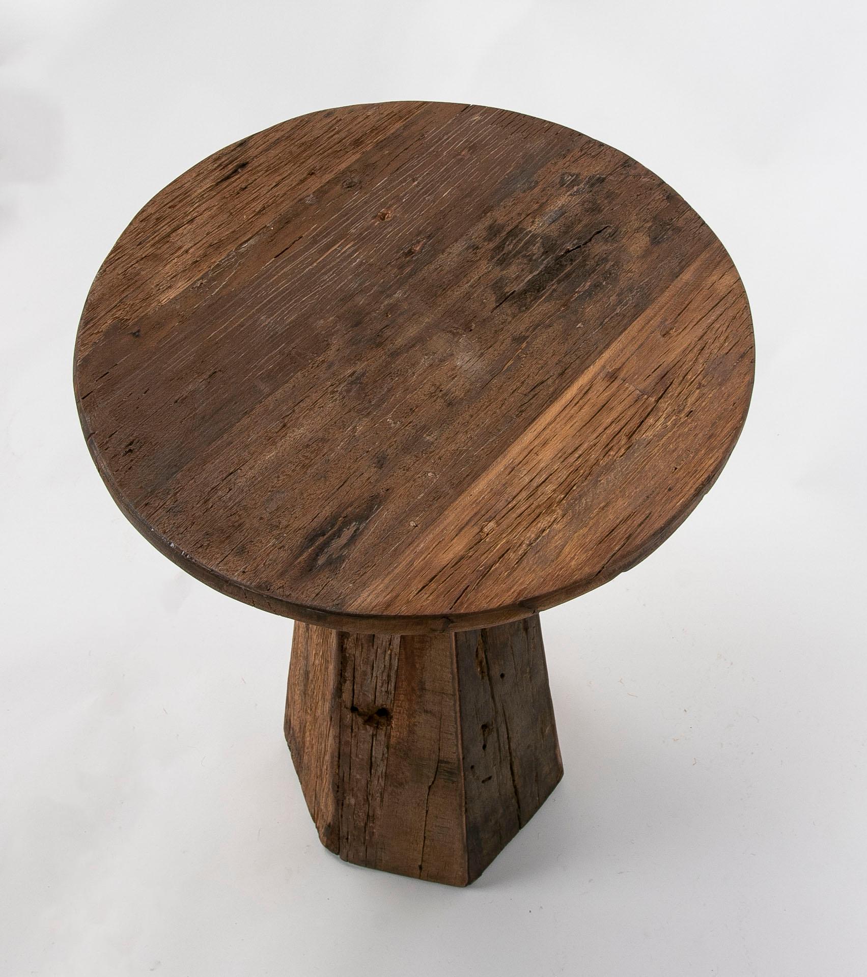 Bois Table d'appoint en bois avec plateau rond en vente