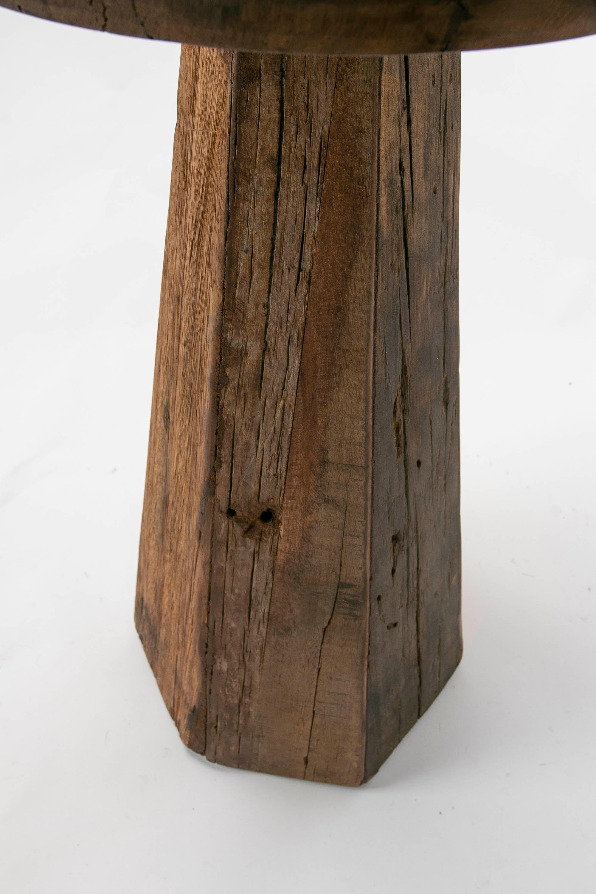 Table d'appoint en bois avec plateau rond en vente 1