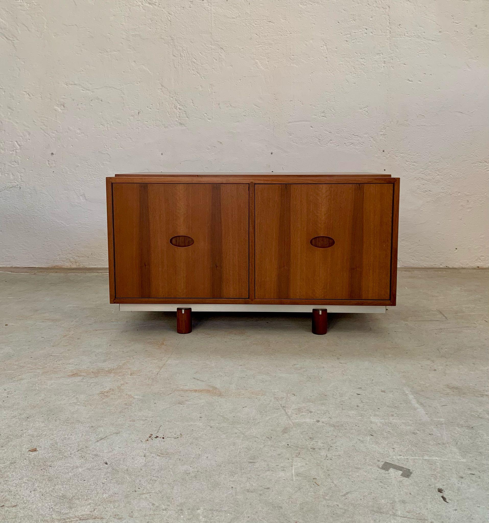 Wooden sideboard by Gianfranco Frattini, Bernini production, italy, 1960s
wooden sideboard with two separate doors with steel base decoration. Iconic collection designed by Frattini for the Bernini, manufacturing company with which he produced some