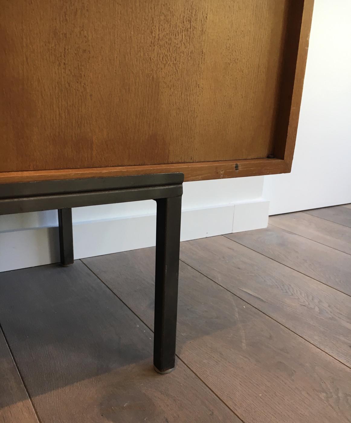 Holz Sideboard aus Holz auf einem modernistischen Stahlsockel, um 1950 7