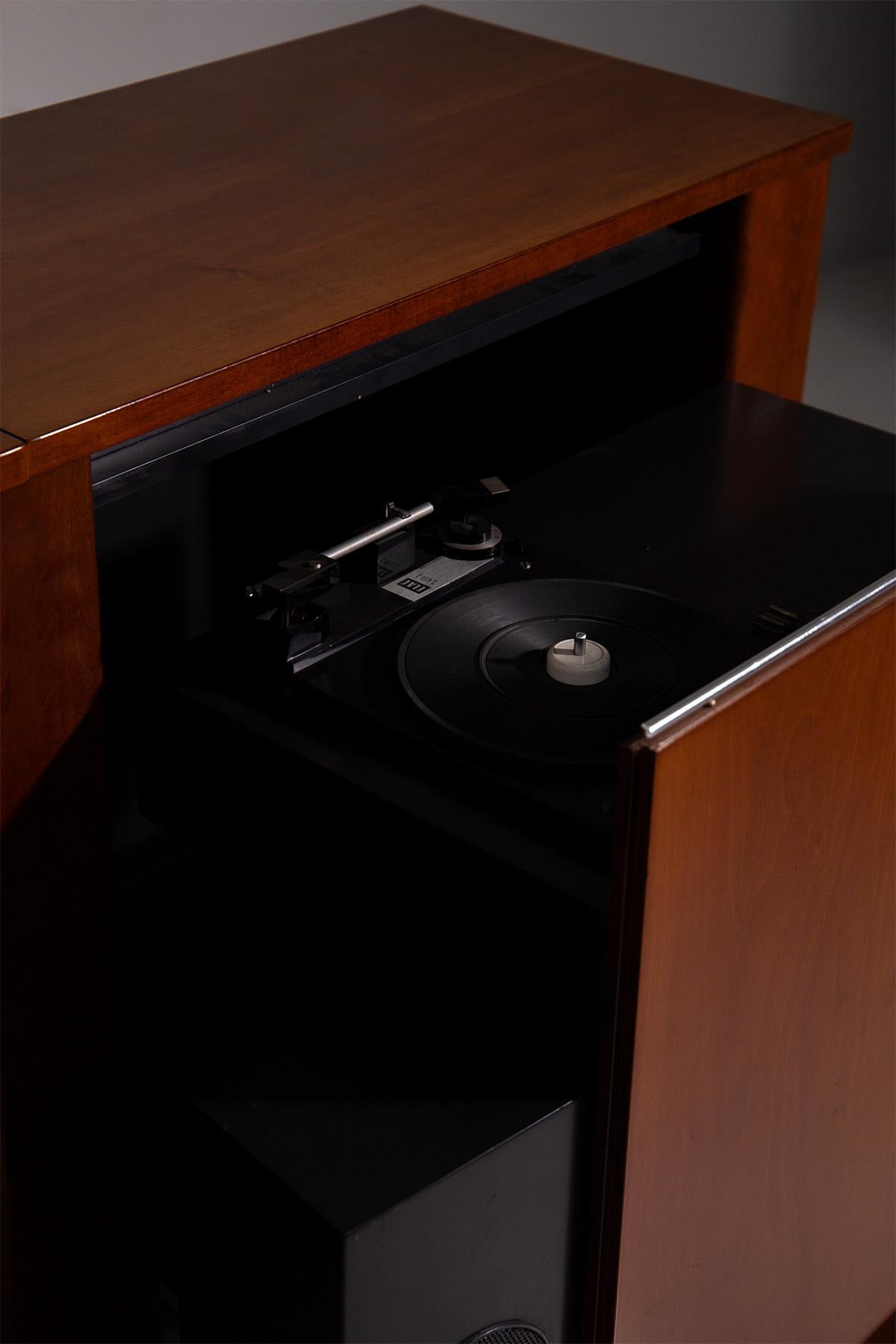Wooden sideboard with built-in turntable In condizioni buone in vendita a Milano, IT