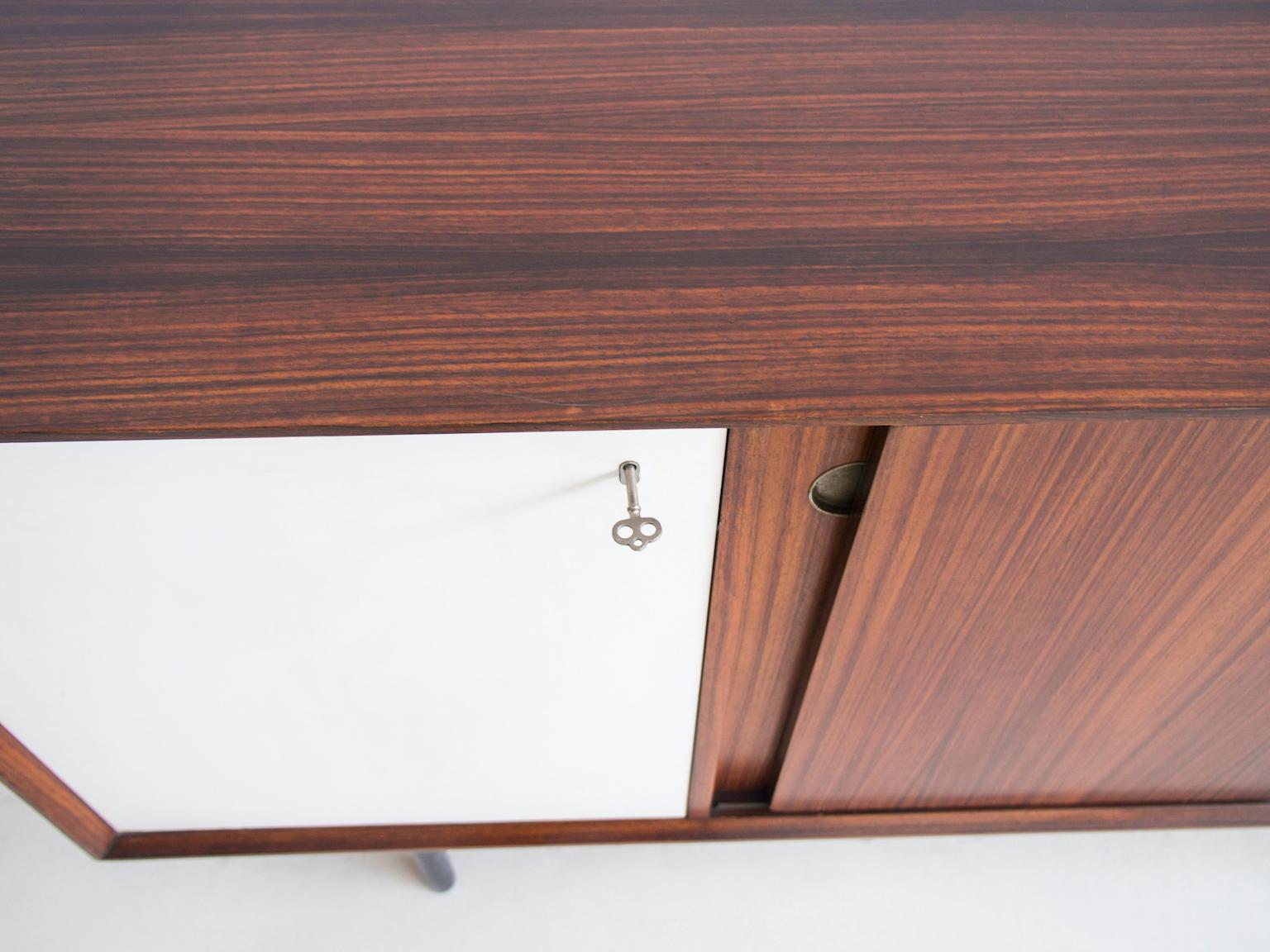 Aparador de madera con puerta corredera blanca y cajones, hacia 1960 en venta 4