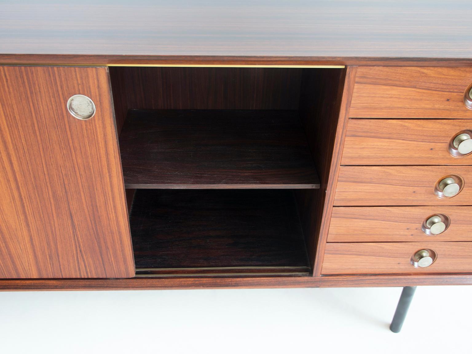 Hölzernes Sideboard mit weißer Schiebetür und Schubladen, um 1960 im Angebot 5