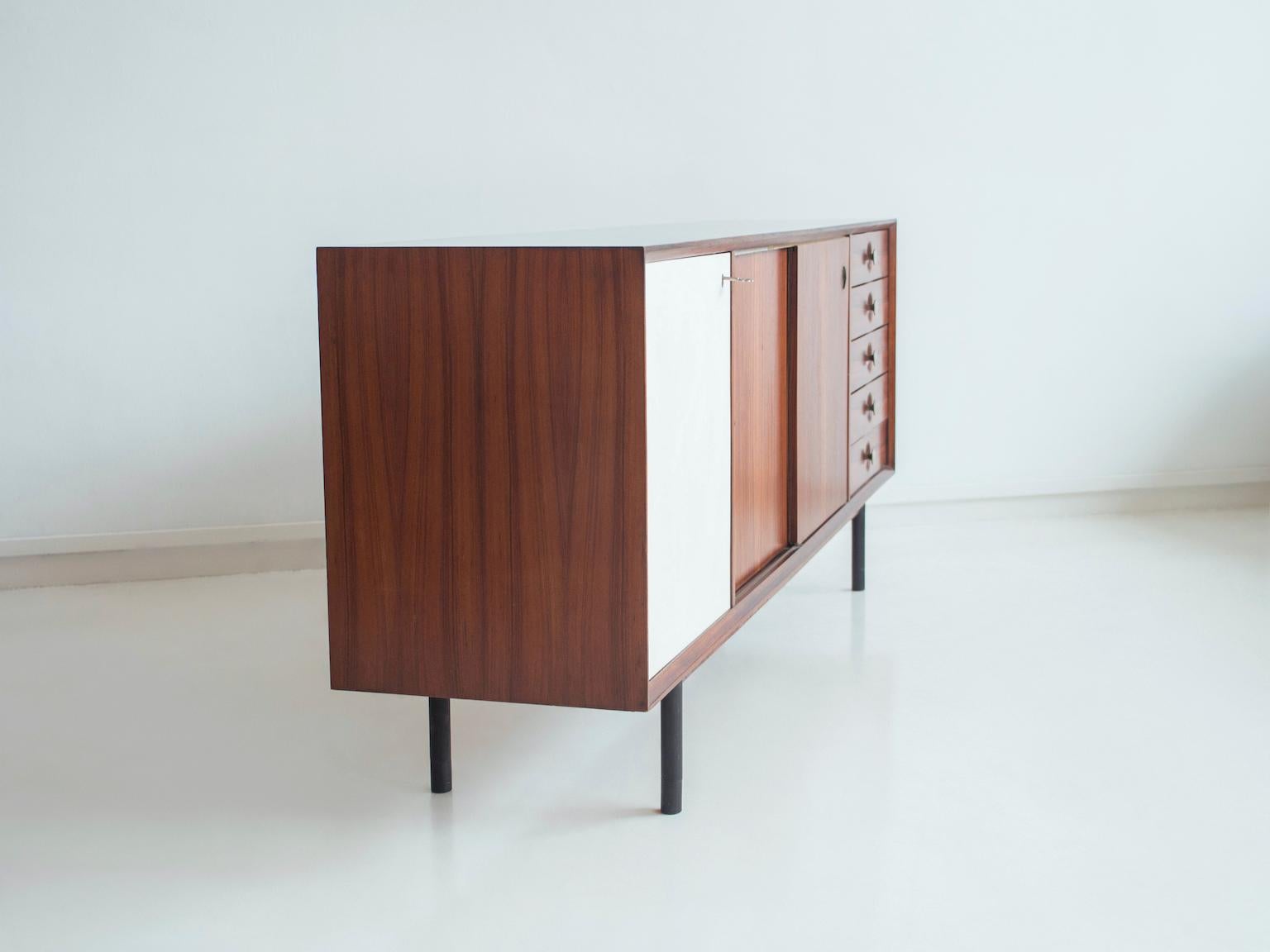Aparador de madera con puerta corredera blanca y cajones, hacia 1960 en venta 7