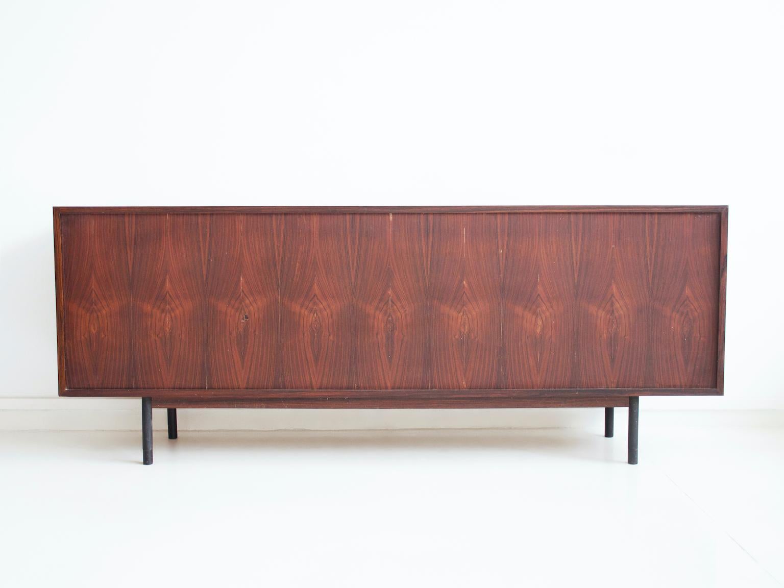 Aparador de madera con puerta corredera blanca y cajones, hacia 1960 en venta 8
