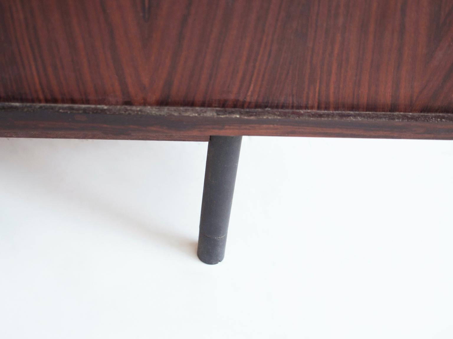 Aparador de madera con puerta corredera blanca y cajones, hacia 1960 en venta 9