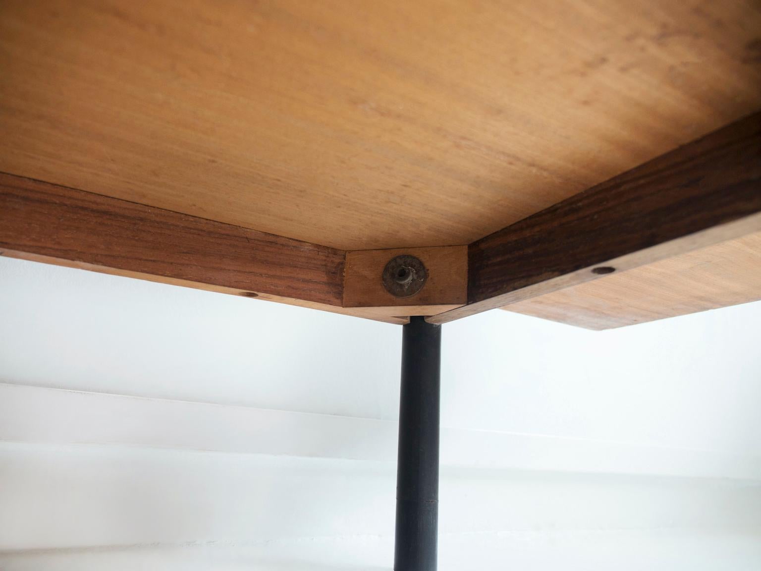 Aparador de madera con puerta corredera blanca y cajones, hacia 1960 en venta 10