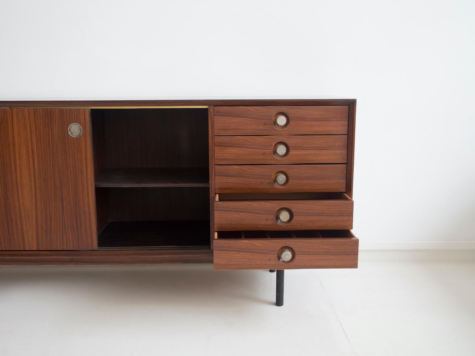 Hölzernes Sideboard mit weißer Schiebetür und Schubladen, um 1960 im Zustand „Gut“ im Angebot in Madrid, ES