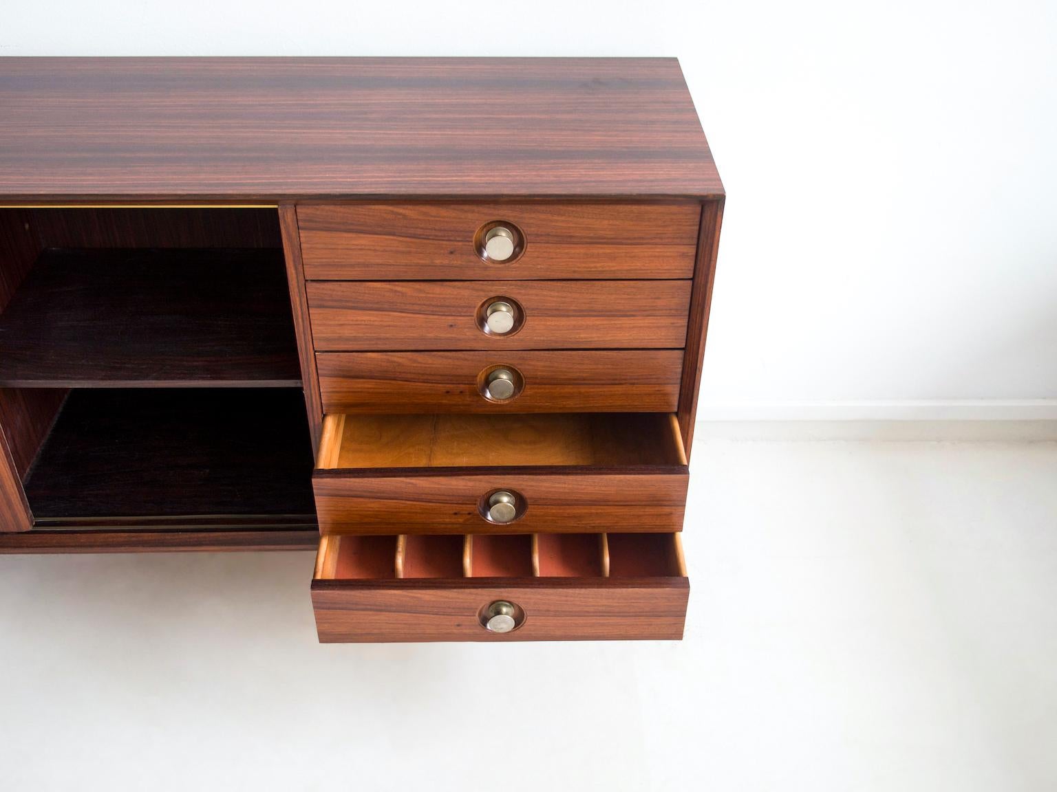 Hölzernes Sideboard mit weißer Schiebetür und Schubladen, um 1960 (20. Jahrhundert) im Angebot