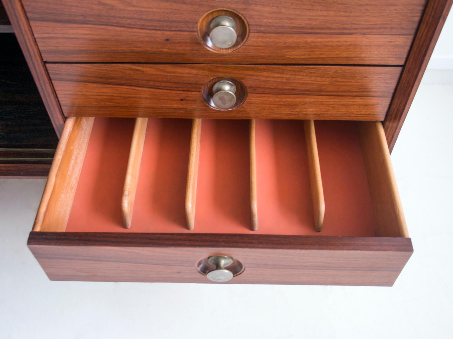 Aparador de madera con puerta corredera blanca y cajones, hacia 1960 Metal en venta