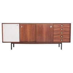 Aparador de madera con puerta corredera blanca y cajones, hacia 1960