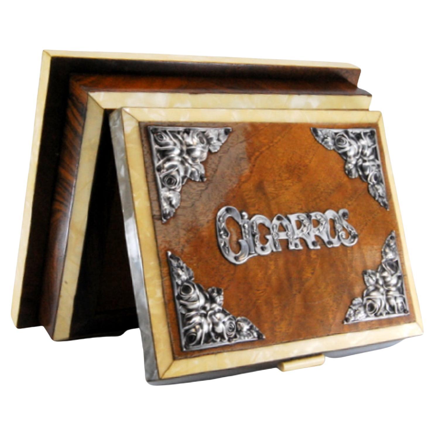 Tabatière en bois avec accents en argent et inscription "Cigarettes". en vente