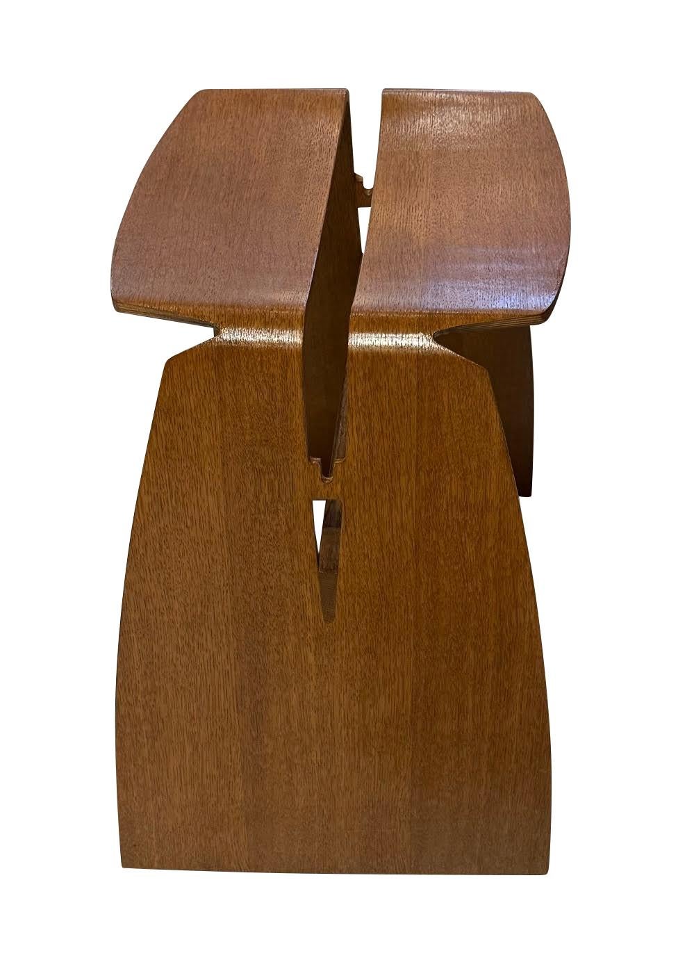 Tabouret en bois français du milieu du siècle.
Siège divisé décoratif et détails latéraux crantés.
Peut être utilisé comme tabouret ou table de cocktail.
Design/One.
