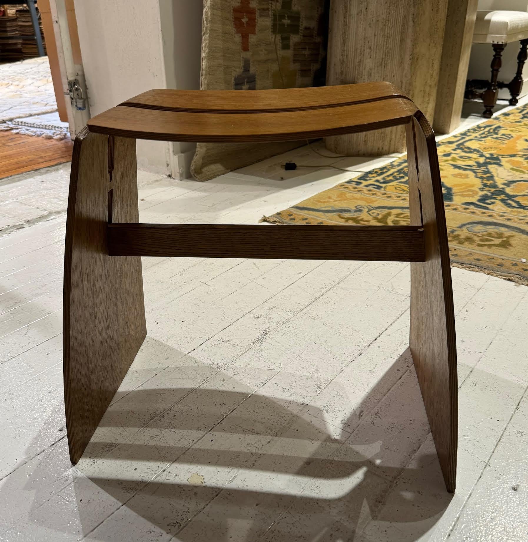 Tabouret en bois à deux places. France, milieu du siècle Bon état - En vente à New York, NY