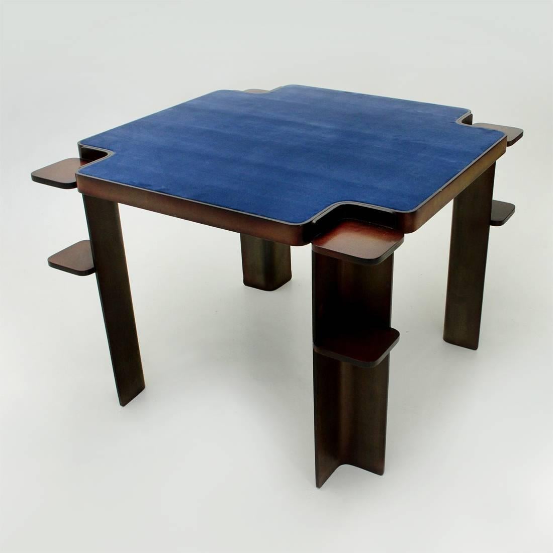 Italian game table produced by Cini & Nils in the 1960s.
Top with curved plywood frame and top covered with new blue fabric.
Curved 90 ° plywood legs with two support shelves.
Structure in good condition, some signs due to normal use over