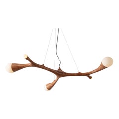 Escultura luminosa de madera STACKED de 5 bombillas, personalizable, en cerezo